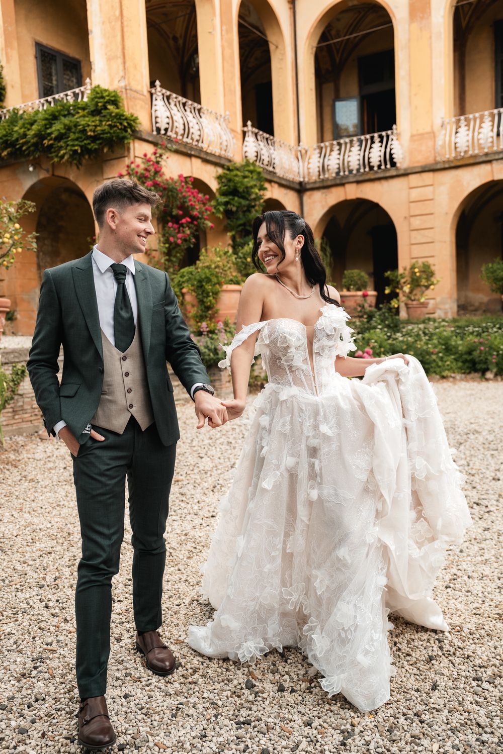 Para młoda w luksusowym stylu pozująca w ogrodach Villa di Striano, romantyczna sesja poślubna, fotograf Włochy Toskania.