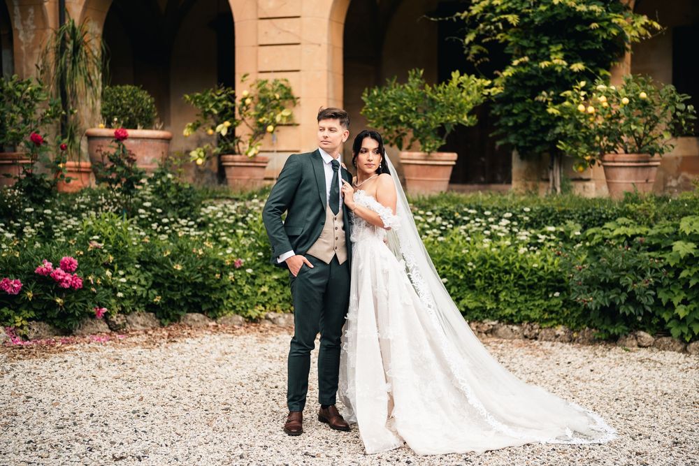 Para w eleganckiej pozie wśród toskańskiej zieleni, sesja poślubna Villa di Striano, styl luxury, fotograf ślubny.
