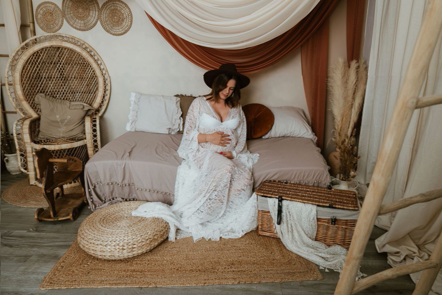 Sesión de fotos de embarazo en valencia en un estudio boho y con vestuario incluido