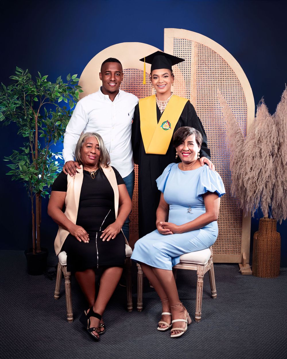 Sesión fotográfica de graduación Universidad Odontológica, fotos profesionales en estudio o exteriores en República Domin