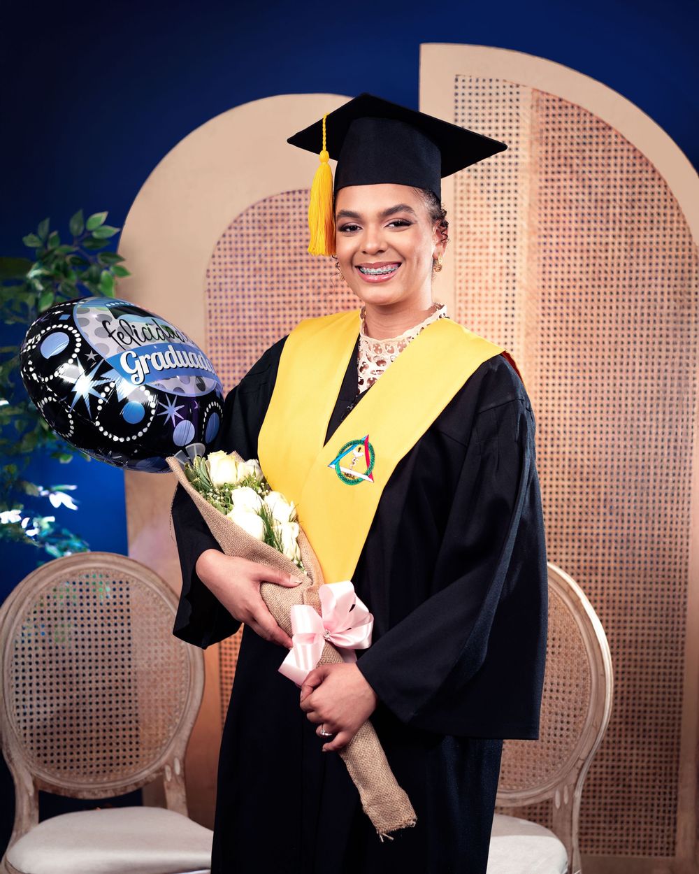 Sesión fotográfica de graduación Universidad Odontológica, fotos profesionales en estudio o exteriores en República Domin