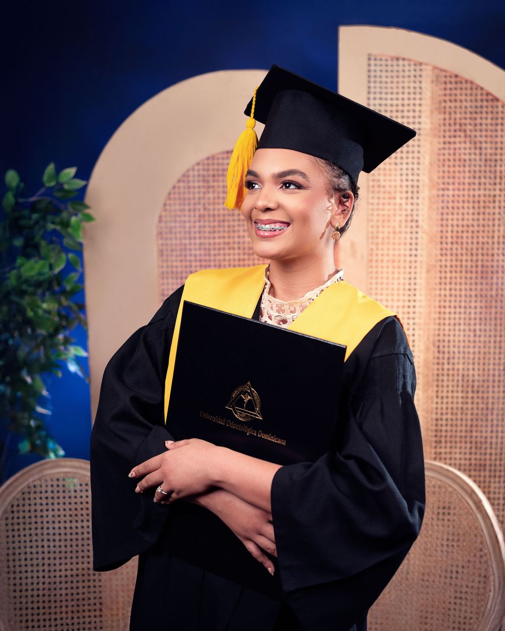 Sesión fotográfica de graduación Universidad Odontológica, fotos profesionales en estudio o exteriores en República Domin