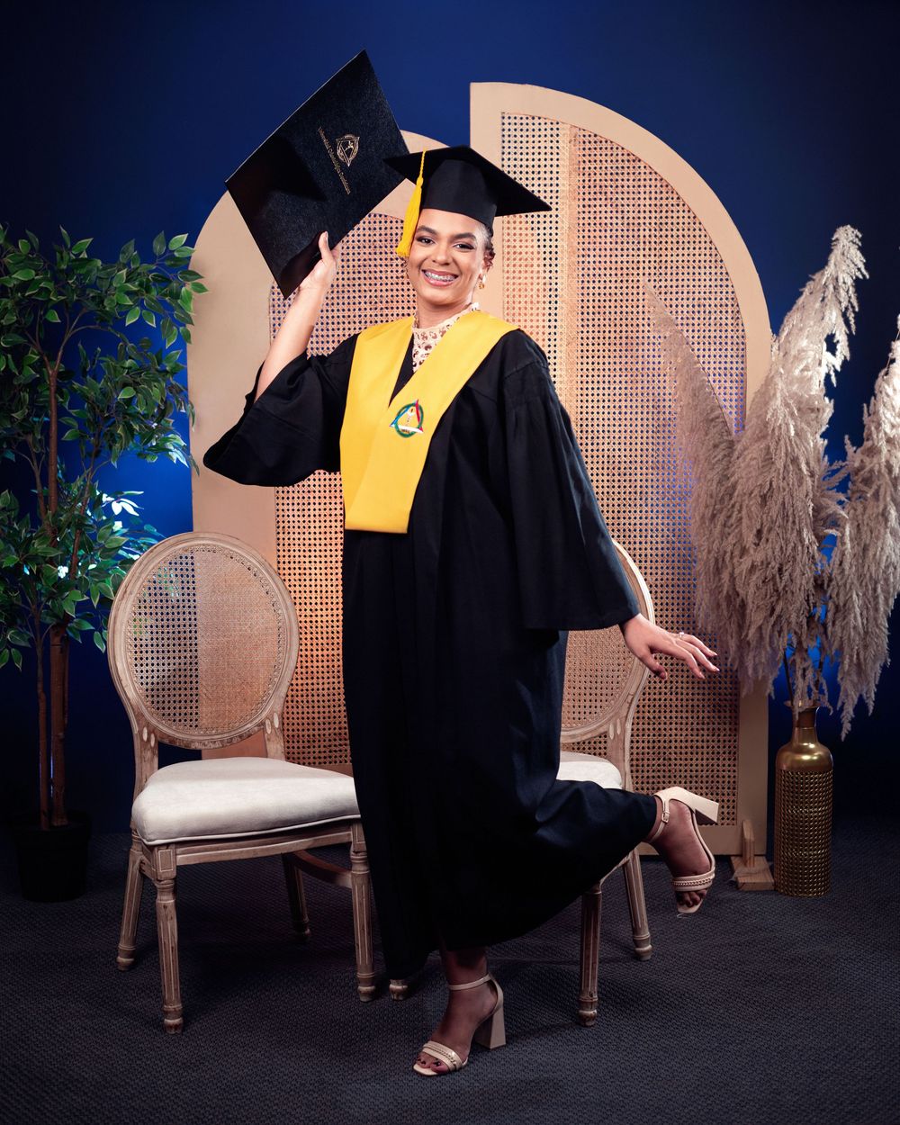 Sesión fotográfica de graduación Universidad Odontológica, fotos profesionales en estudio o exteriores en República Domin