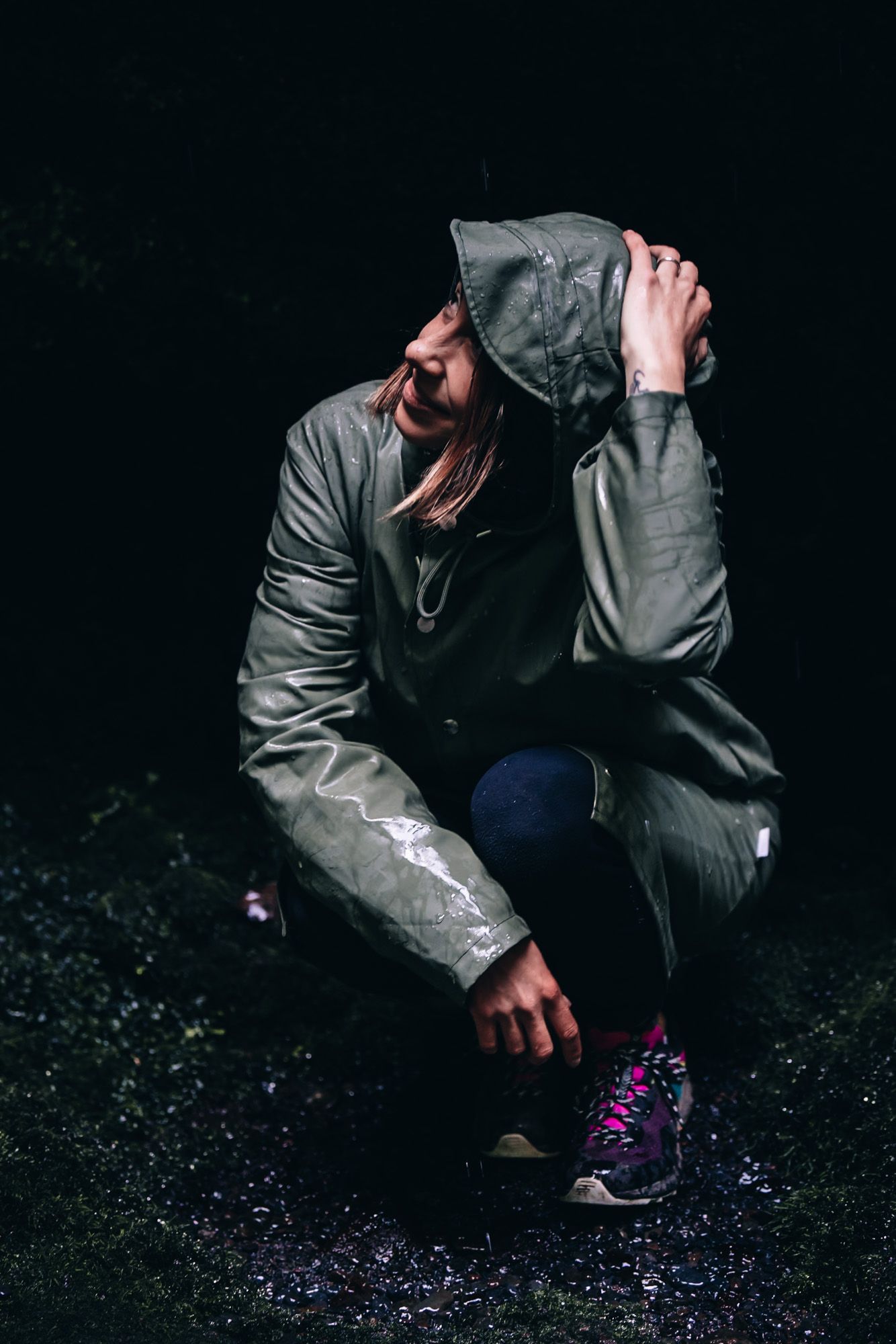 Portrait d'une randonneuse en veste imperméable verte  au levada do caldeirao verde à Madère