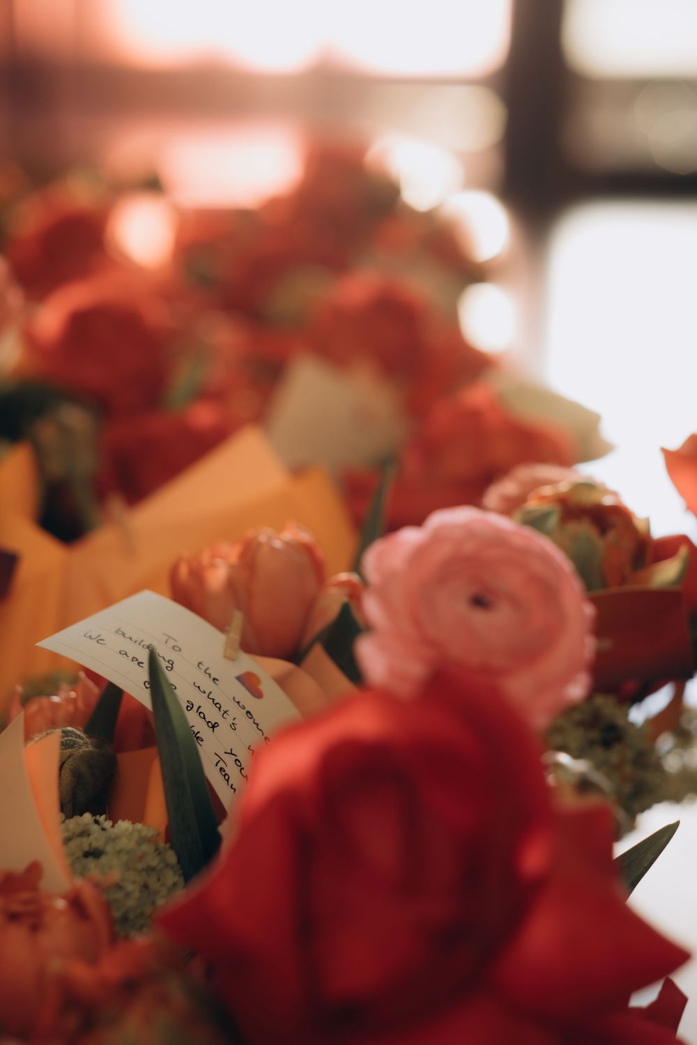 close up of a handwritten note in colourful bouquet captured by conference photographer in Stockholm during tech event
