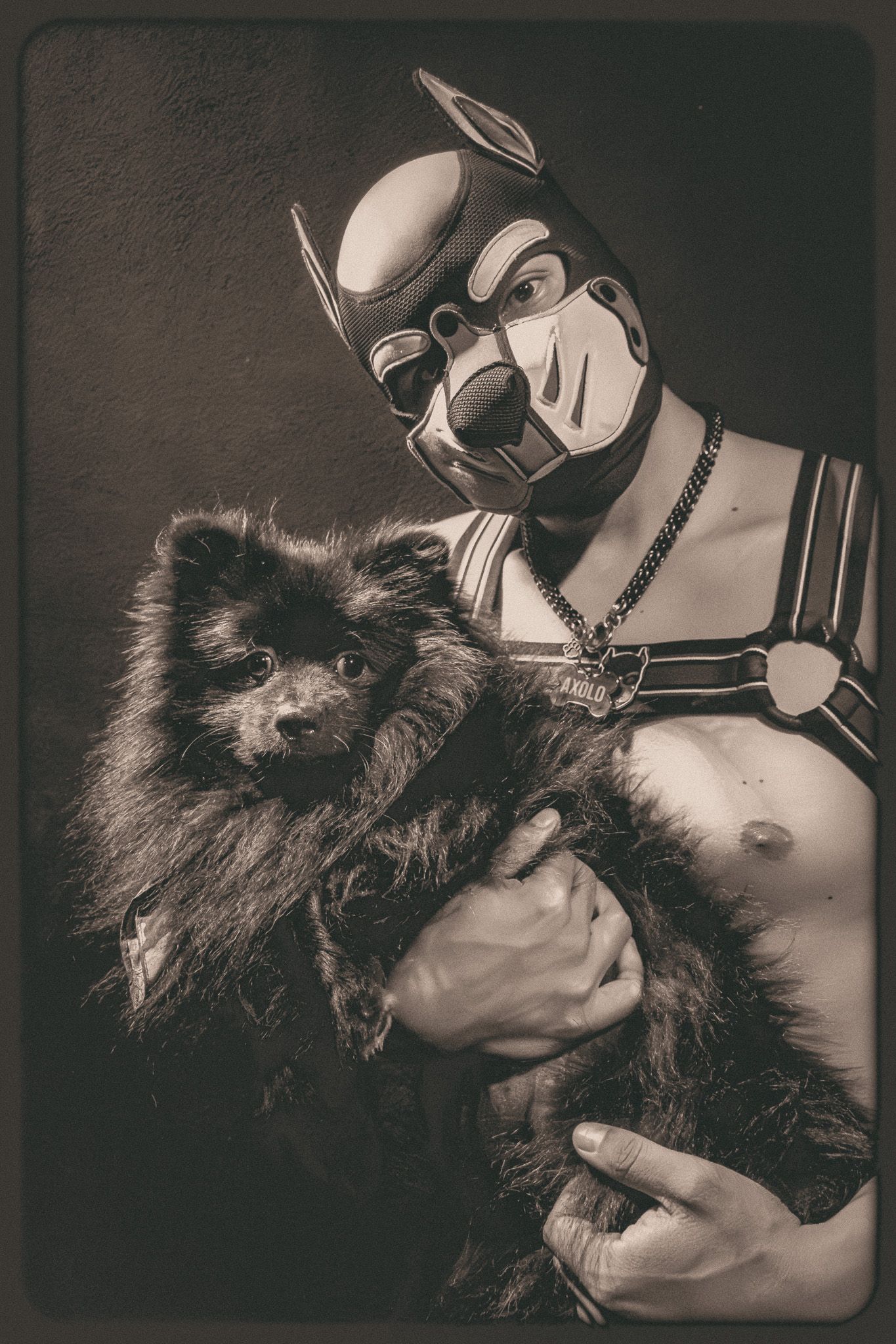 Fotografía de retrato en blanco y negro de conexión entre humano y mascota en sesión artística en CDMX por Photo Iconiq