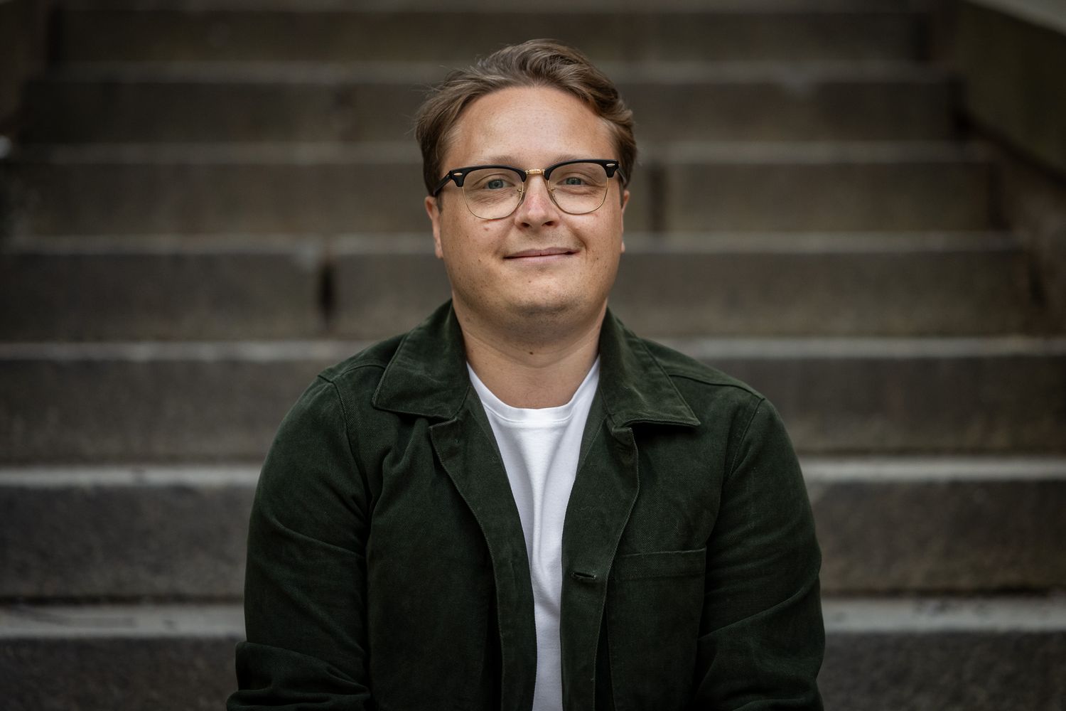 Syskonfoto av Fotograf Jessica Lindqvist, utomhus under hösten.
