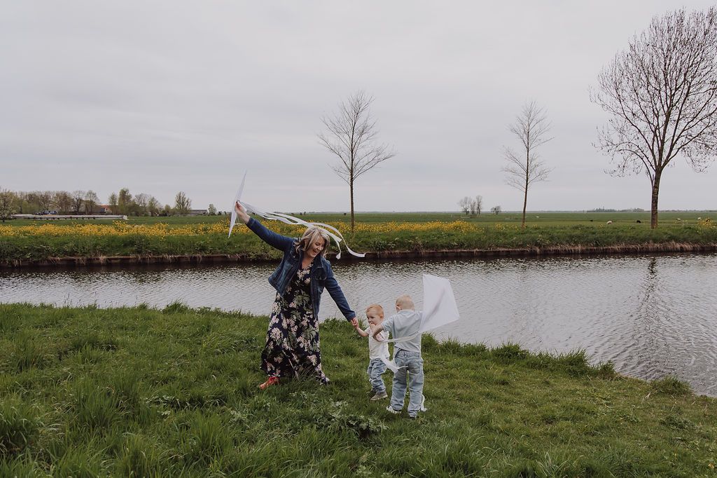 Family reunion photoshoot with grandmother and grandkids in Woerden
