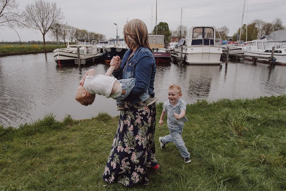 Grandmother playing with grandkids during family photography session in Woerden, Utrecht