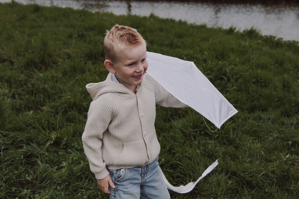 Children laughing during natural outdoor playful photoshoot in Woerden