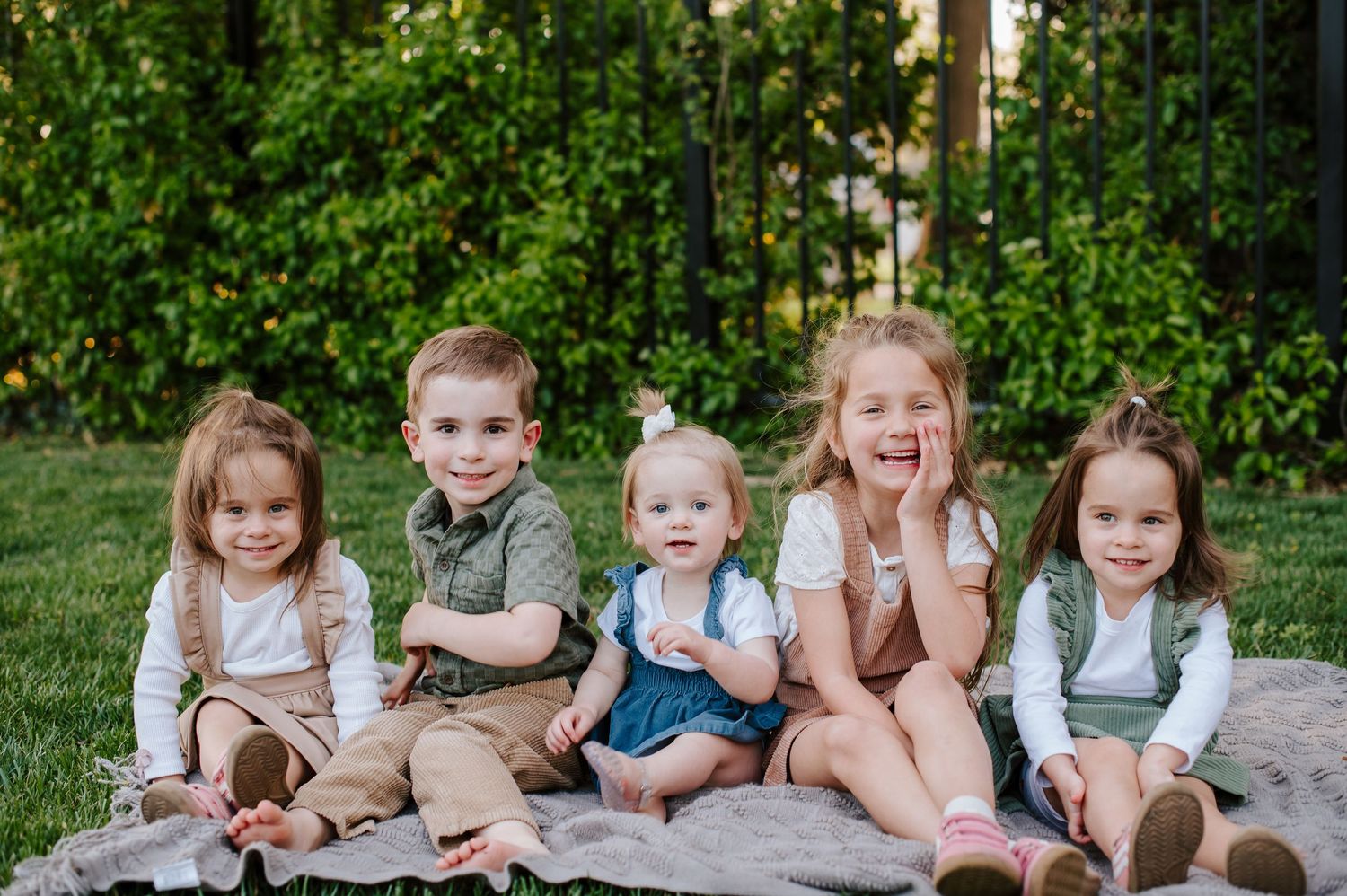 Extended family pictures in Wichita, KS by family photographer Jessica Nadine Photography - Eastborough Park