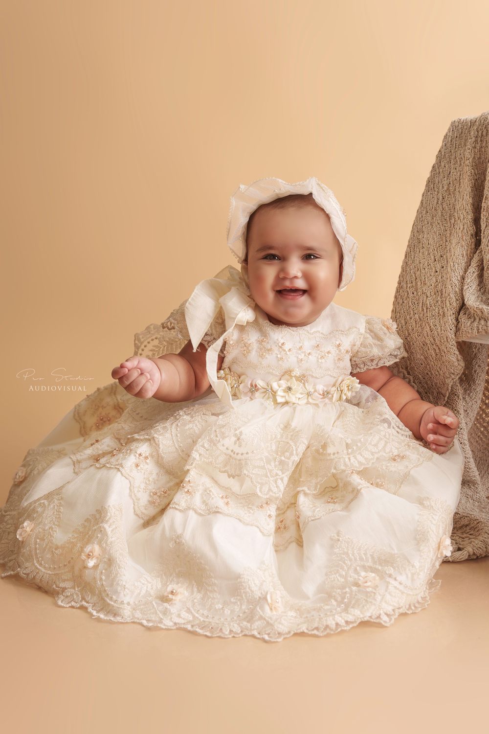 sesion de fotos de bautizo christening photoshoot bebe con ropon de bautizo
