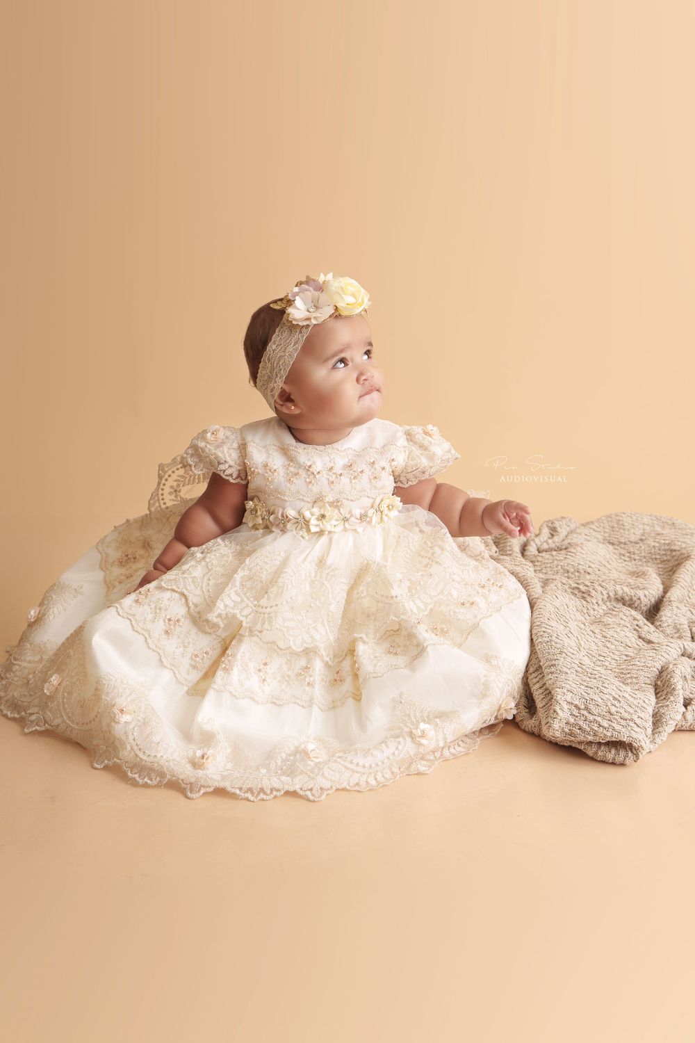 sesion de fotos de bautizo christening photoshoot bebe con ropon de bautizo
