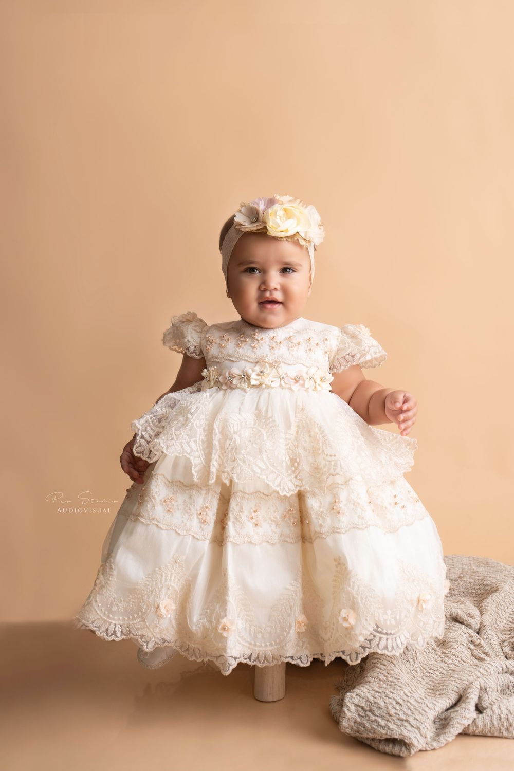 sesion de fotos de bautizo christening photoshoot bebe con ropon de bautizo