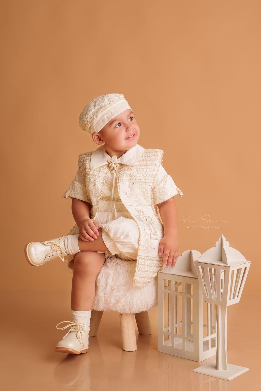 sesion de fotos de bautizo christening photoshoot bebe con ropon de bautizo hombre