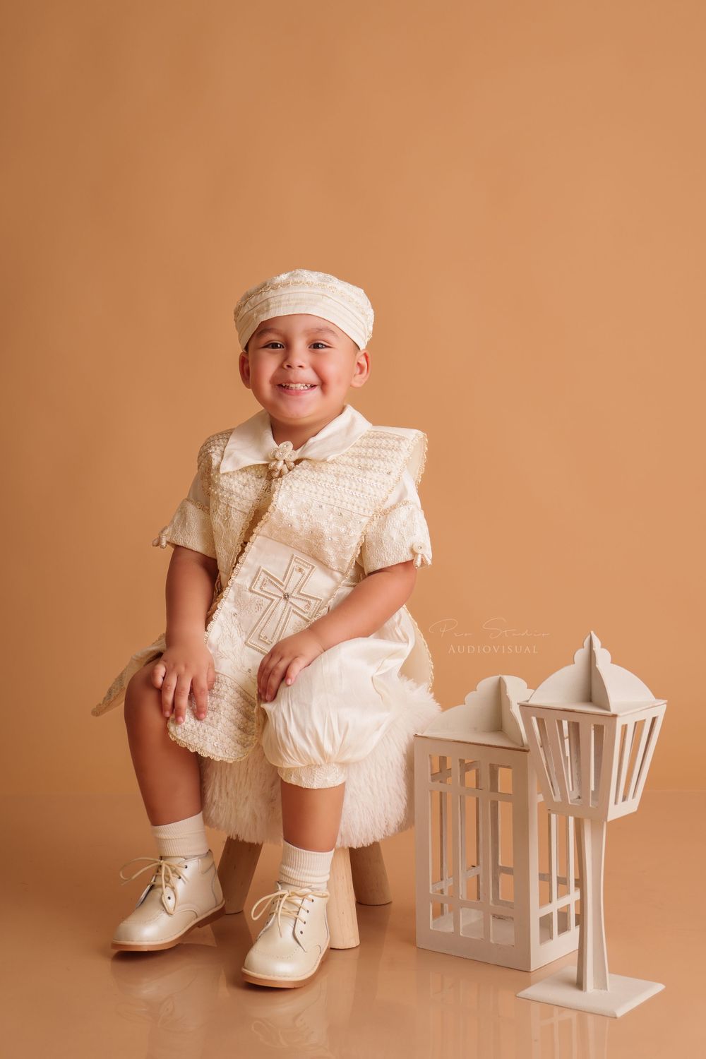 sesion de fotos de bautizo christening photoshoot bebe con ropon de bautizo hombre
