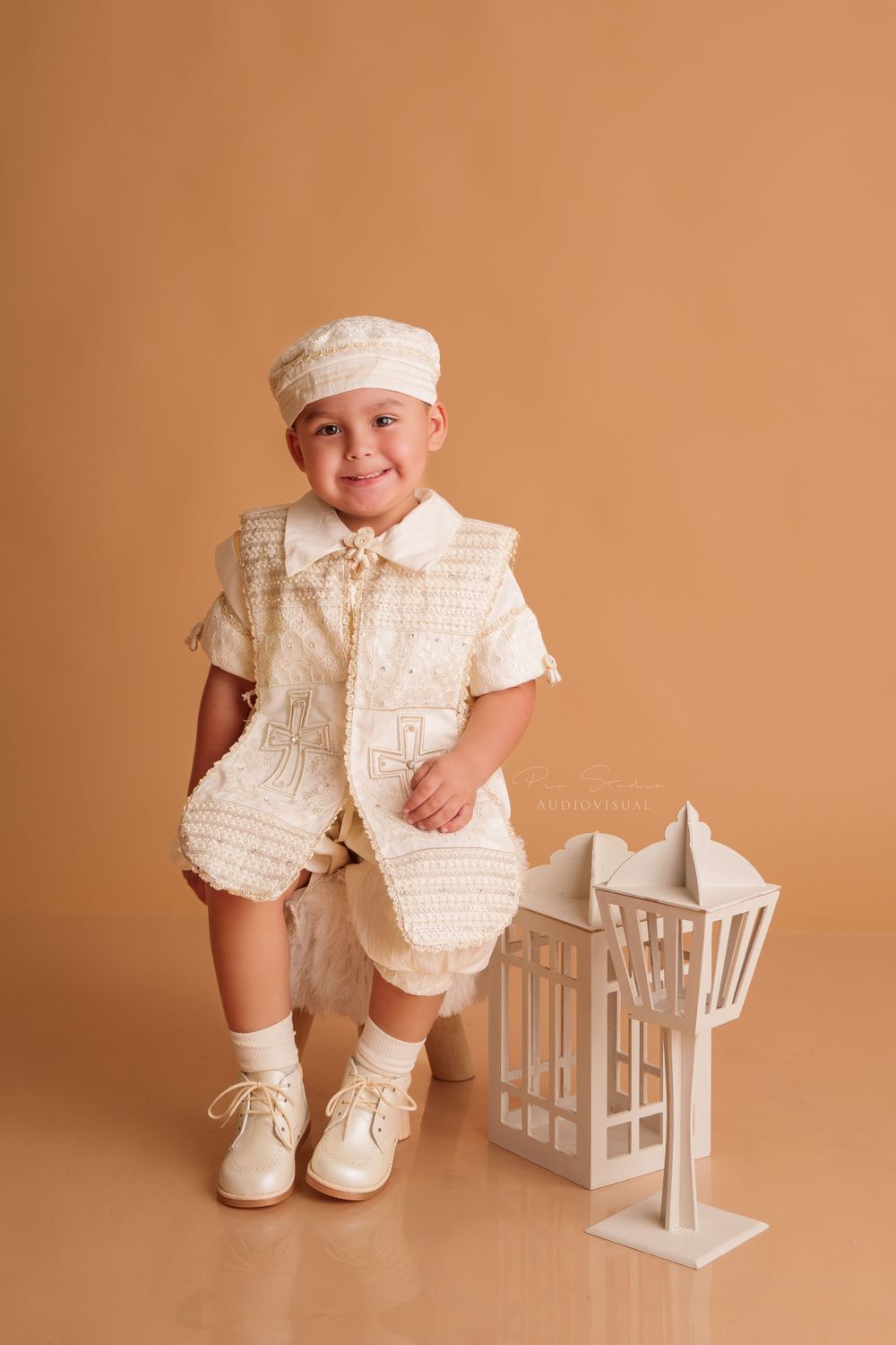sesion de fotos de bautizo christening photoshoot bebe con ropon de bautizo hombre