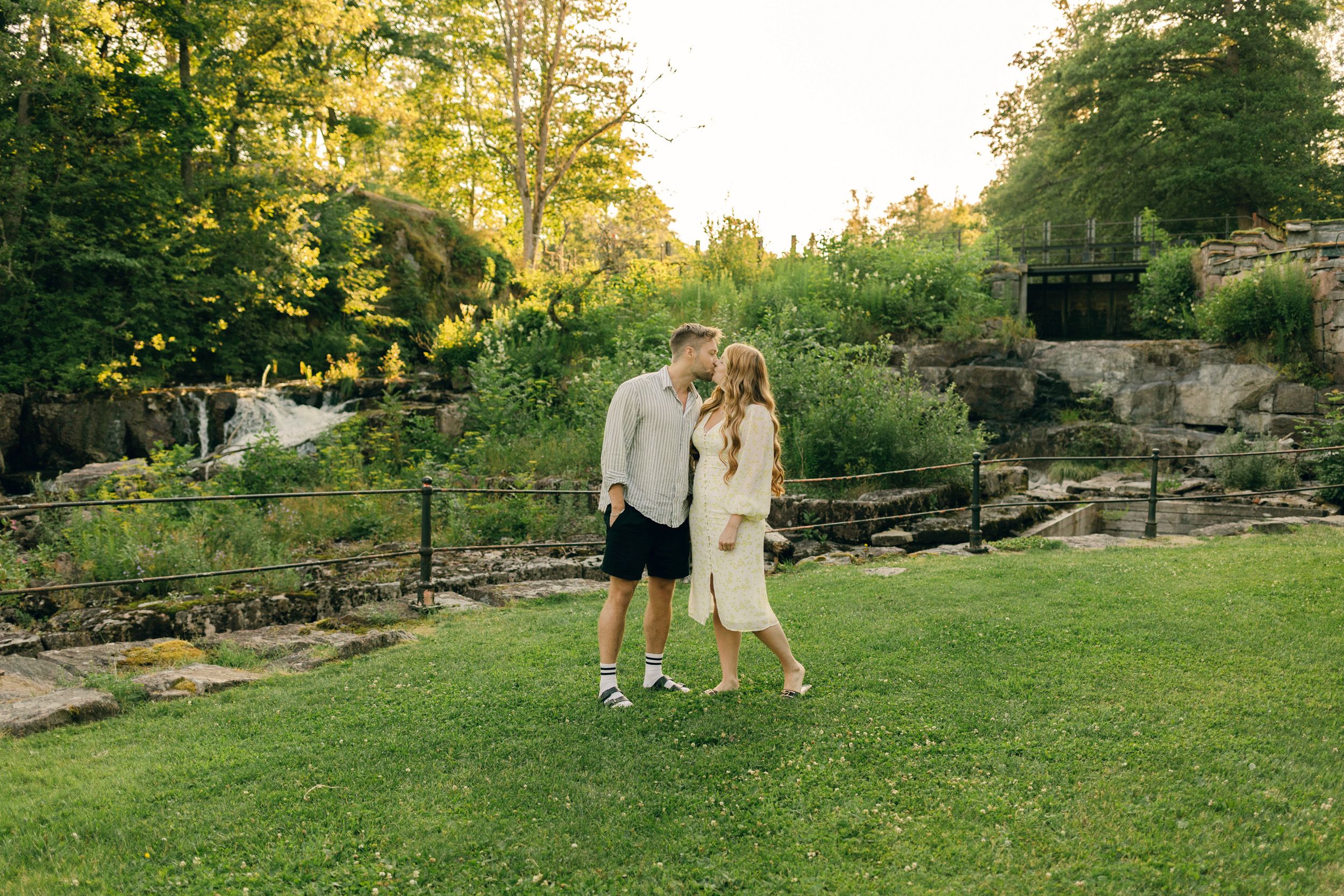 Parfotografering med Martina och Sebastian i Borgvik utanför Karlstad. Fotograf Rebecca Nordin. Kyssande framför natur.