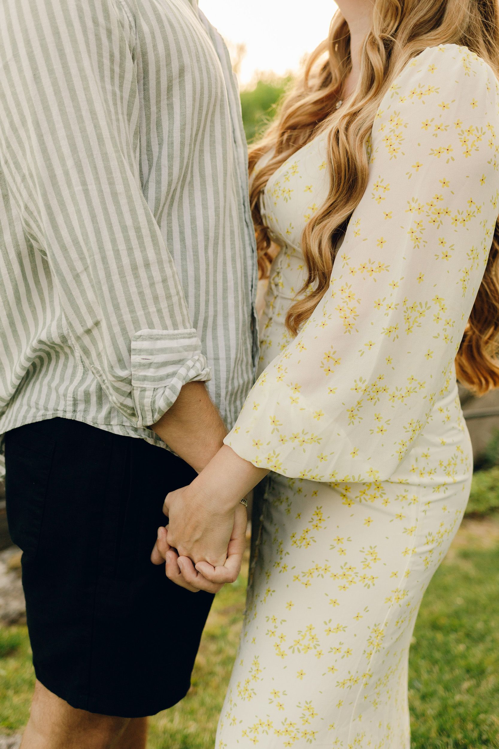 Parfotografering med Martina och Sebastian i Borgvik utanför Karlstad. Fotograf Rebecca Nordin. Närbild på händer som håller varandra.