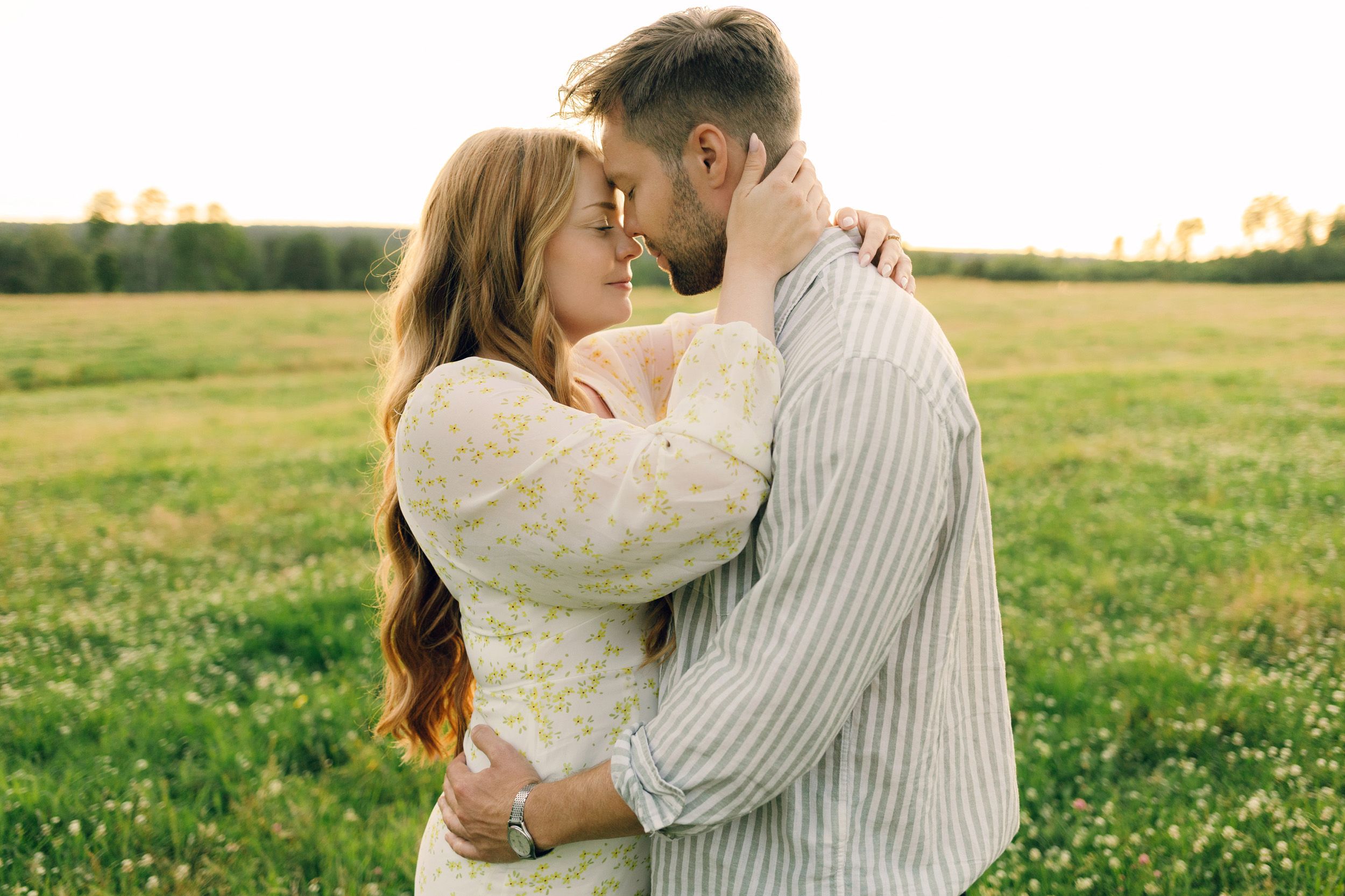 Parfotografering med Martina och Sebastian i Borgvik utanför Karlstad. Håller om varandra med ansikten nära.