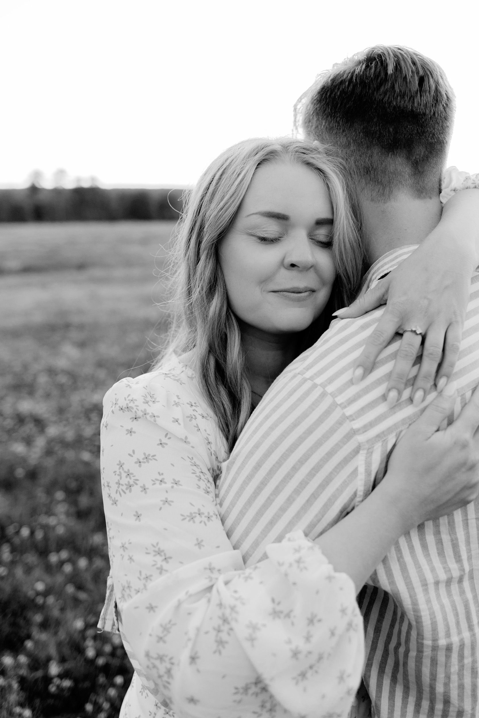 Parfotografering med Martina och Sebastian i Borgvik utanför Karlstad. Hon eller om honom. Hon syns mest i bild.