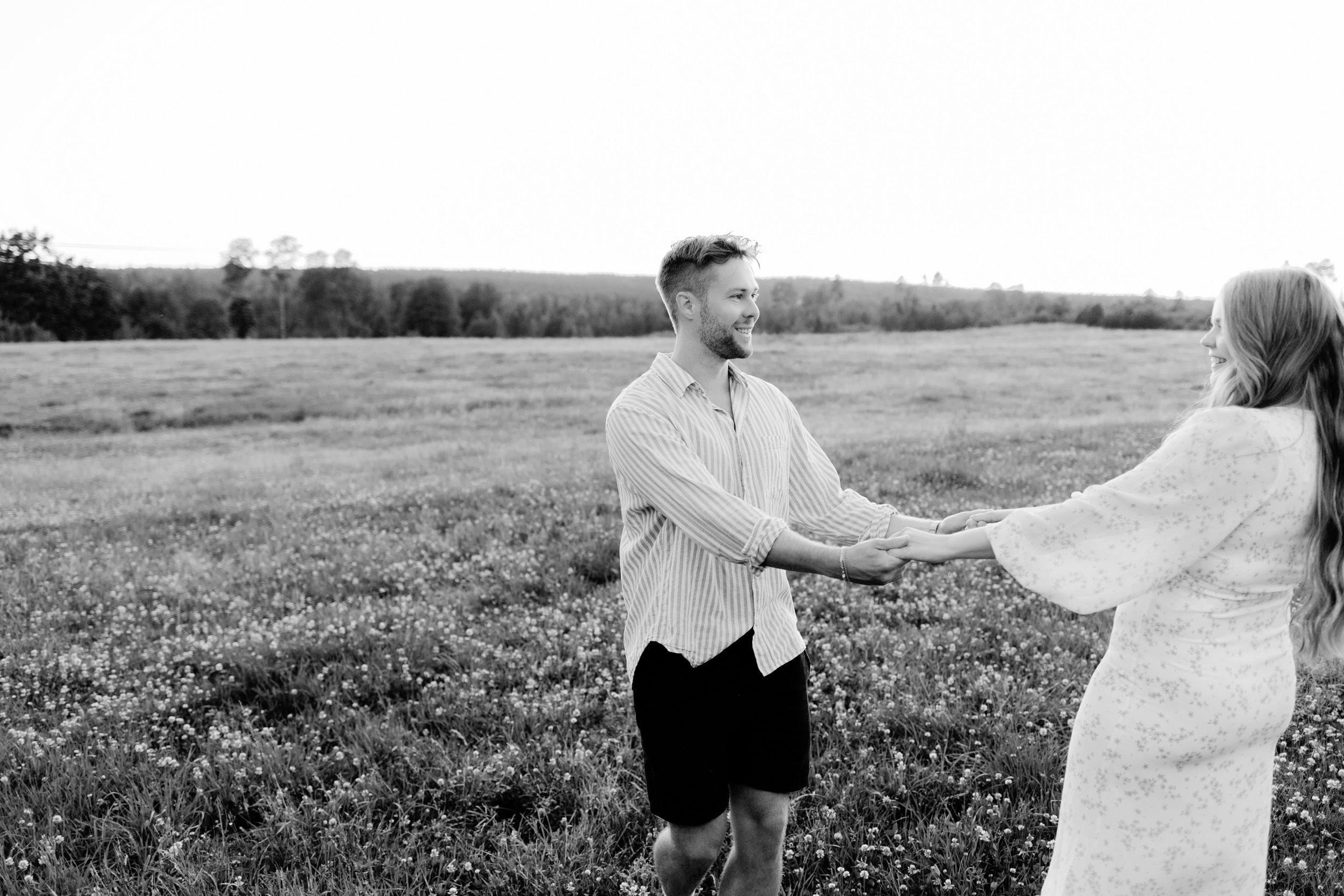Parfotografering med Martina och Sebastian i Borgvik utanför Karlstad. De snurrar tillsammans på ängen.