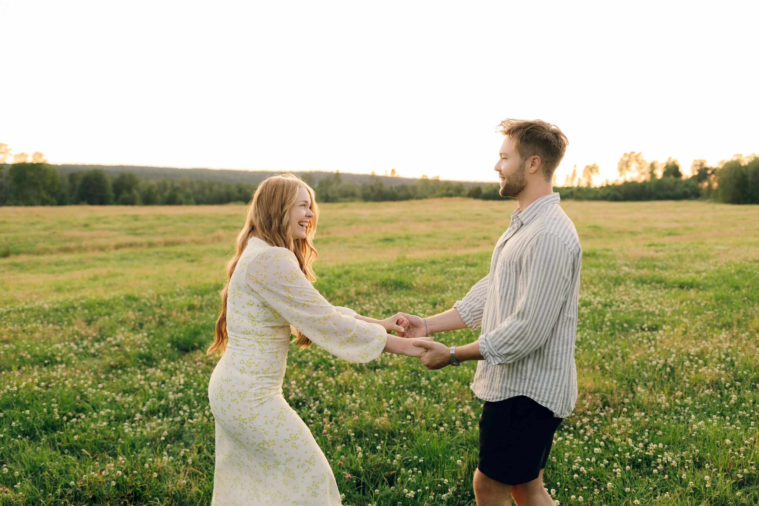 Parfotografering med Martina och Sebastian i Borgvik utanför Karlstad. De tittar på varandra, håller händer och skrattar.
