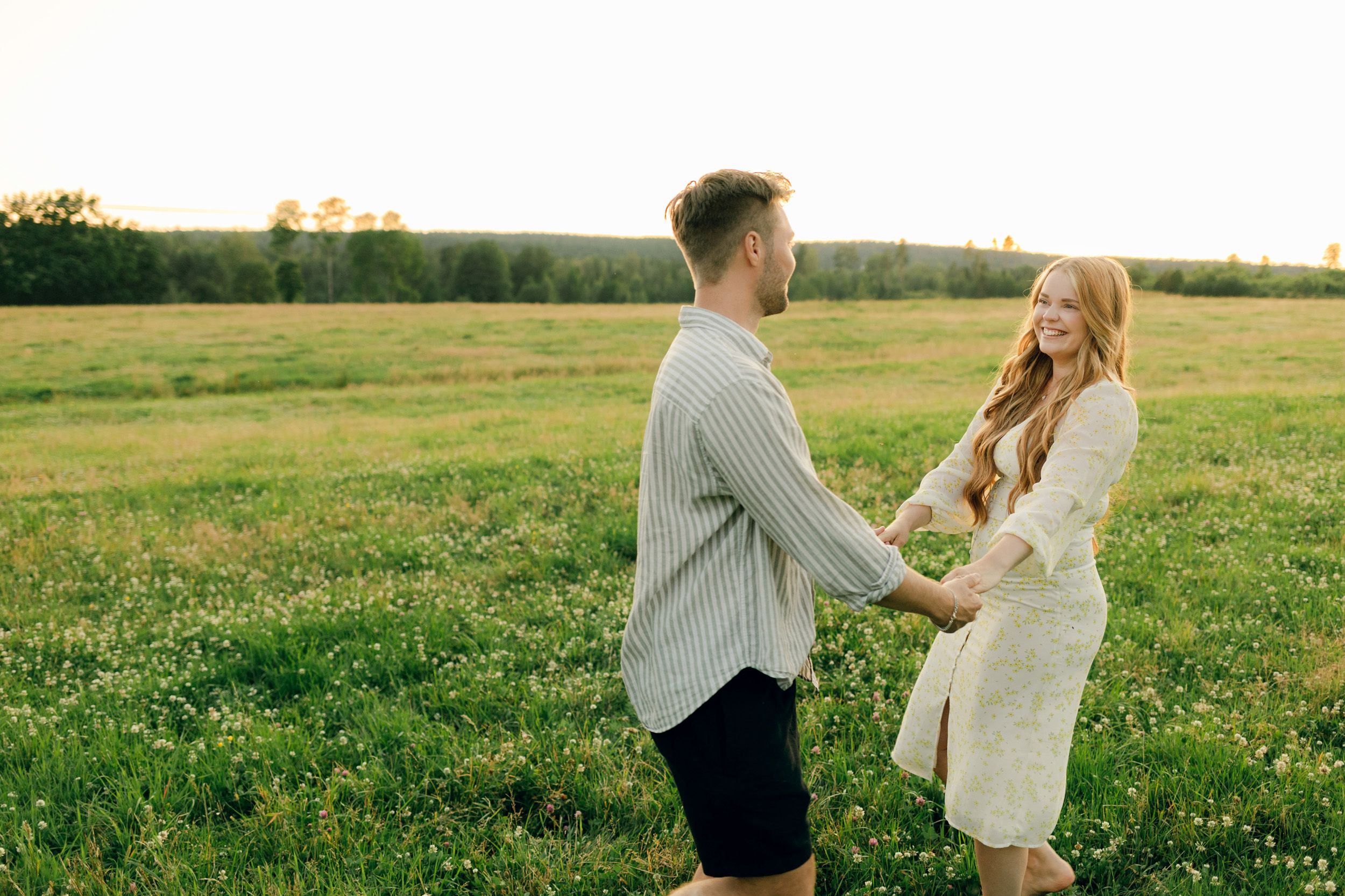 Parfotografering med Martina och Sebastian i Borgvik utanför Karlstad. De snurrar tillsammans. Hon syns mest.