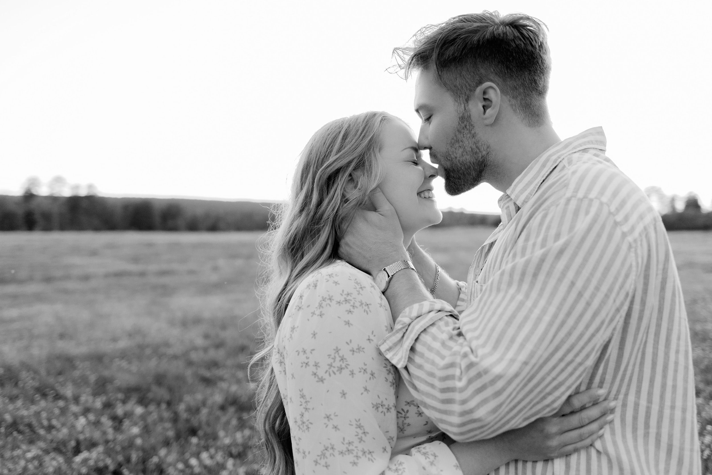 Parfotografering med Martina och Sebastian i Borgvik utanför Karlstad. Han försöker pussa henne näsa, hon skrattar.