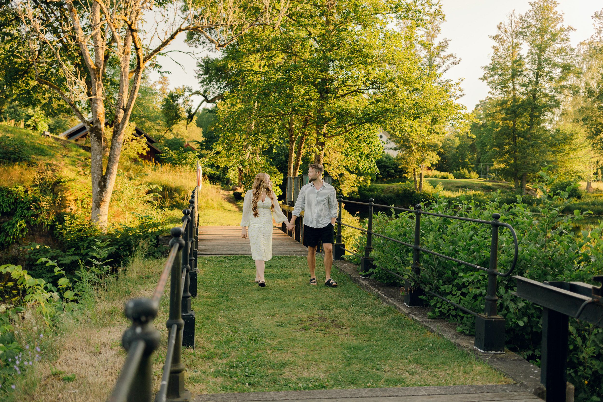 Parfotografering med Martina och Sebastian i Borgvik utanför Karlstad. Gående på bron i Borgvik.