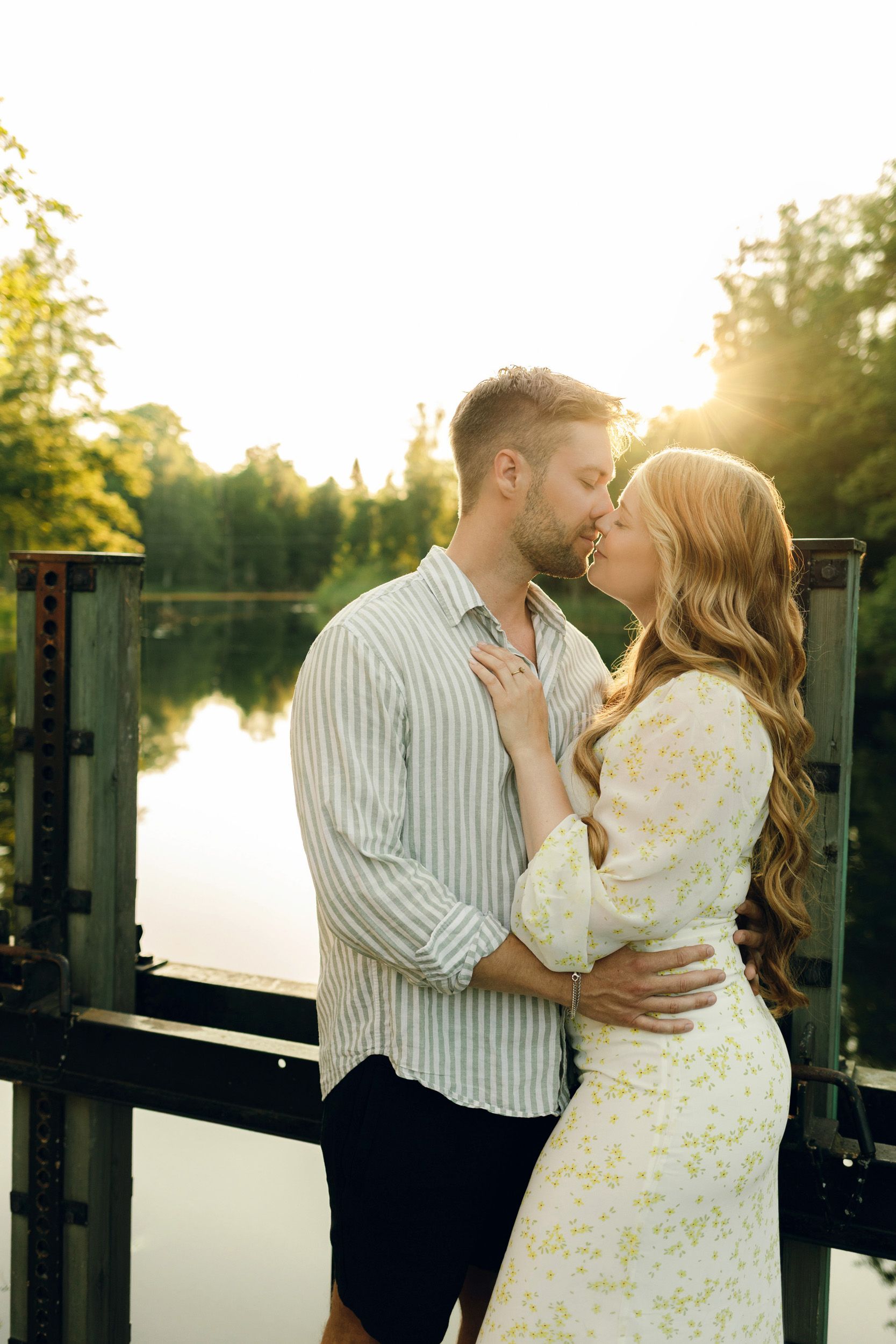 Parfotografering med Martina och Sebastian i Borgvik utanför Karlstad. Tjejen och killen står nära varandra på bro.
