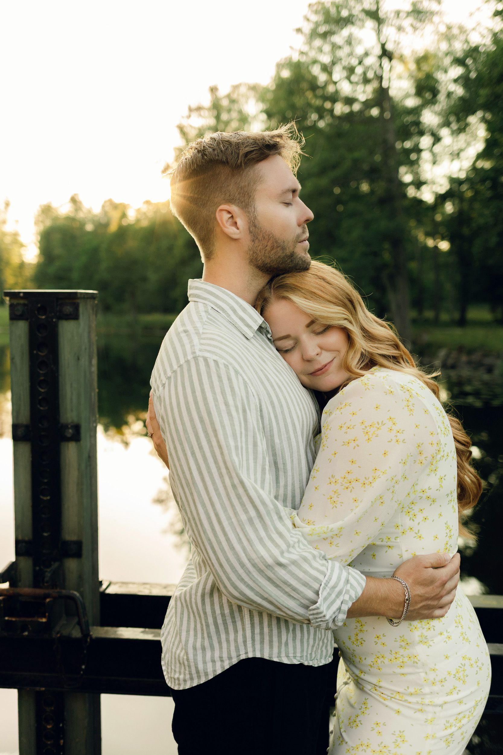 Parfotografering med Martina och Sebastian i Borgvik utanför Karlstad. Fotograf Rebecca Nordin.