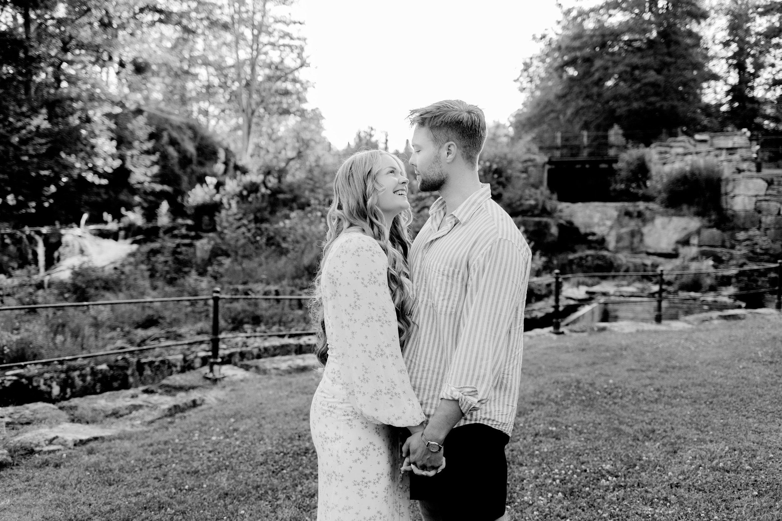Parfotografering med Martina och Sebastian i Borgvik utanför Karlstad. Fotograf Rebecca Nordin. svartvit bild på par som står nära varandra.