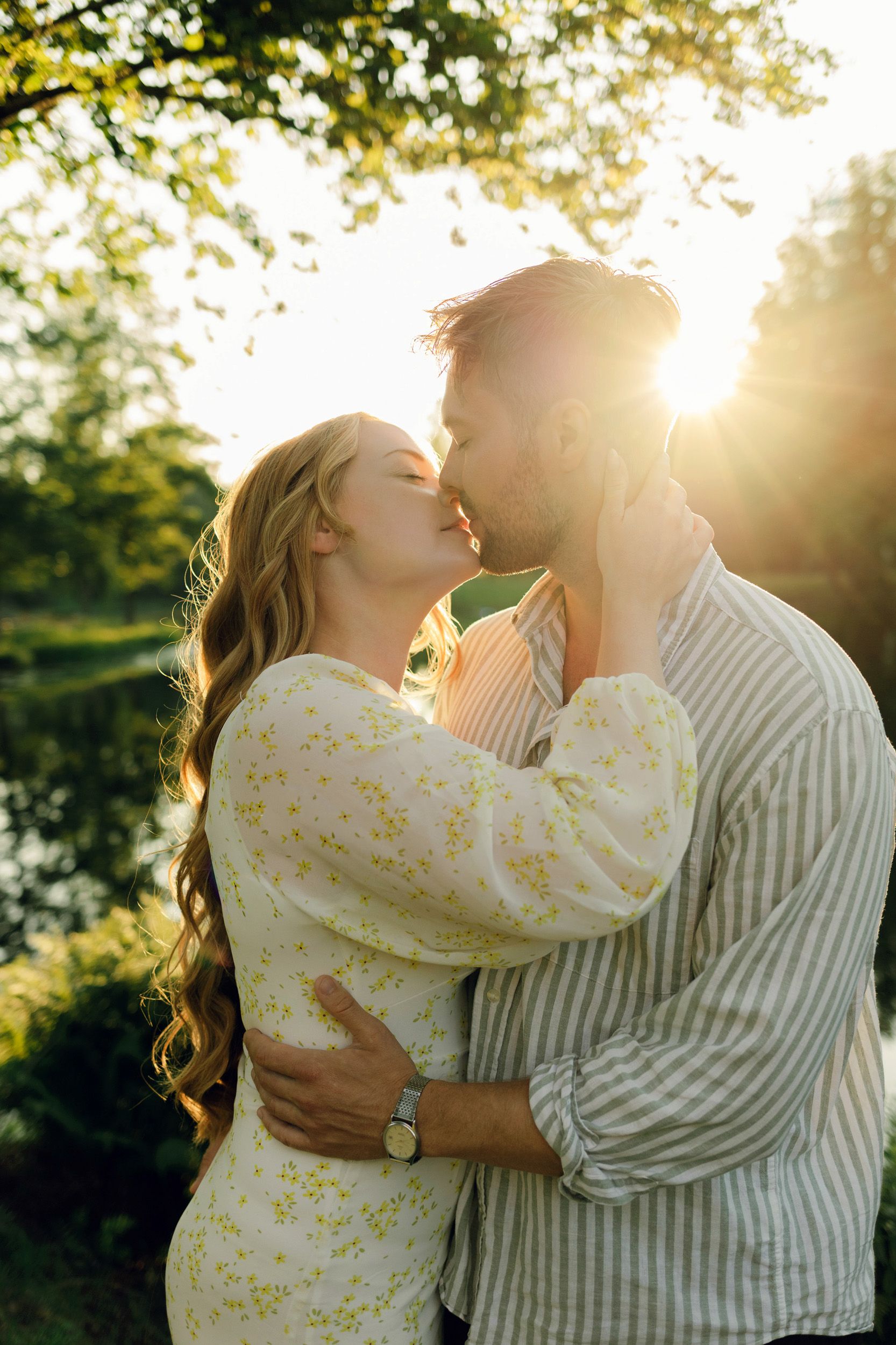 Parfotografering med Martina och Sebastian i Borgvik utanför Karlstad. Paret i vackert motljus.