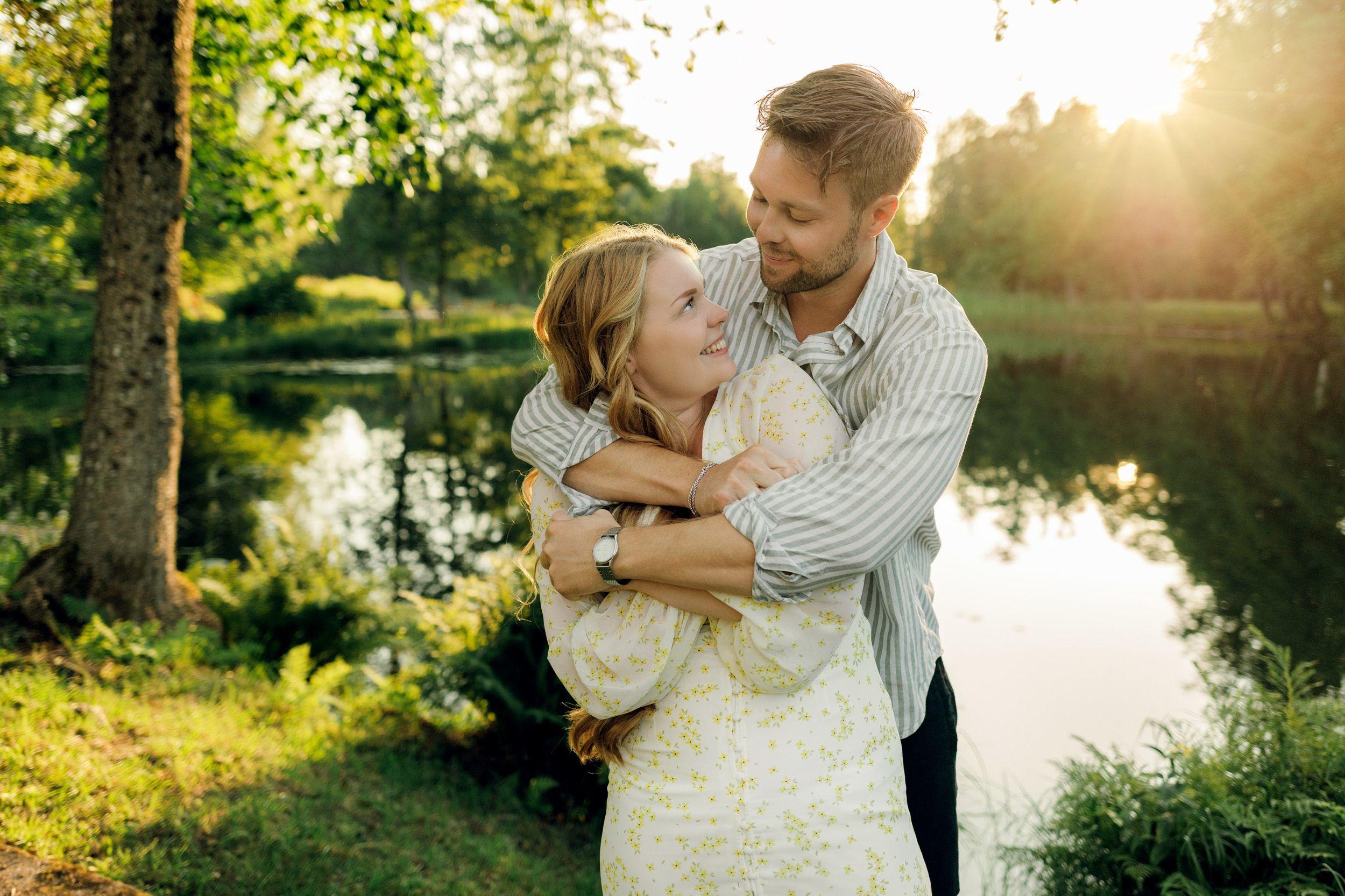 Parfotografering med Martina och Sebastian i Borgvik utanför Karlstad. Fotograf Rebecca Nordin.
