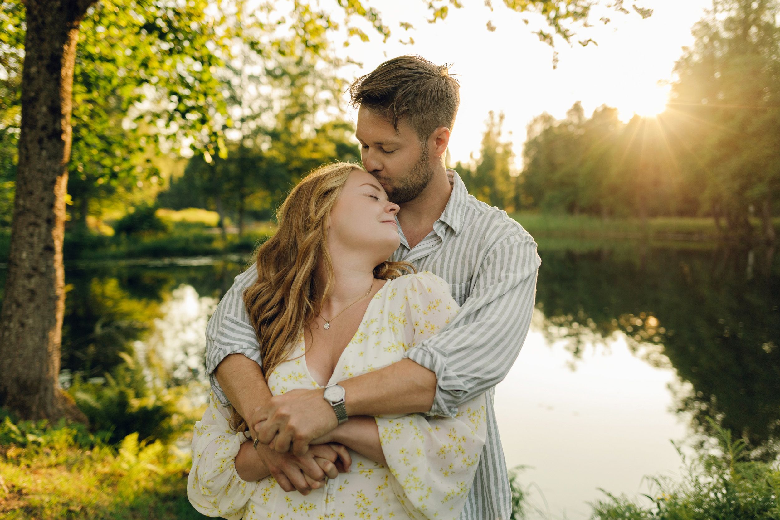 Parfotografering med Martina och Sebastian i Borgvik utanför Karlstad. Fotograf Rebecca Nordin.