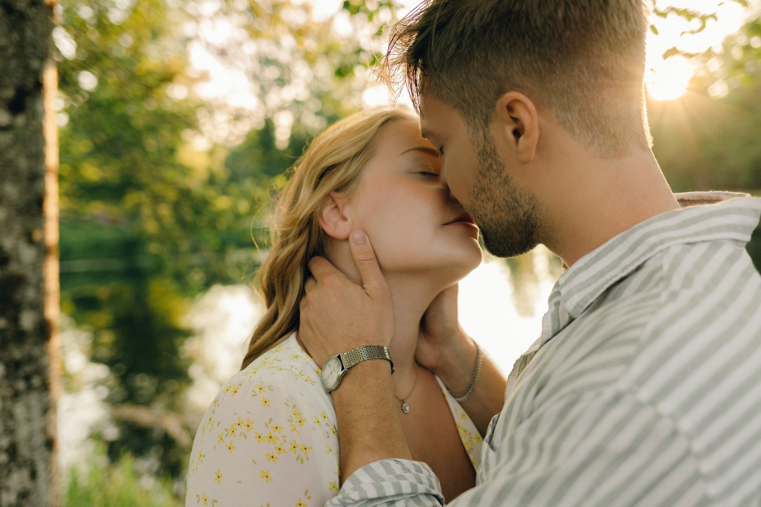 Parfotografering med Martina och Sebastian i Borgvik utanför Karlstad. Han håller på hennes hals och ska kyssa henne.