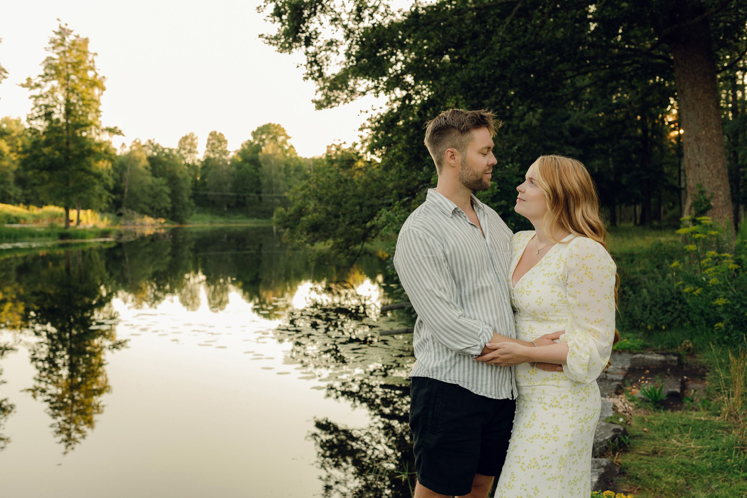 Parfotografering med Martina och Sebastian i Borgvik utanför Karlstad. Fotograf Rebecca Nordin.