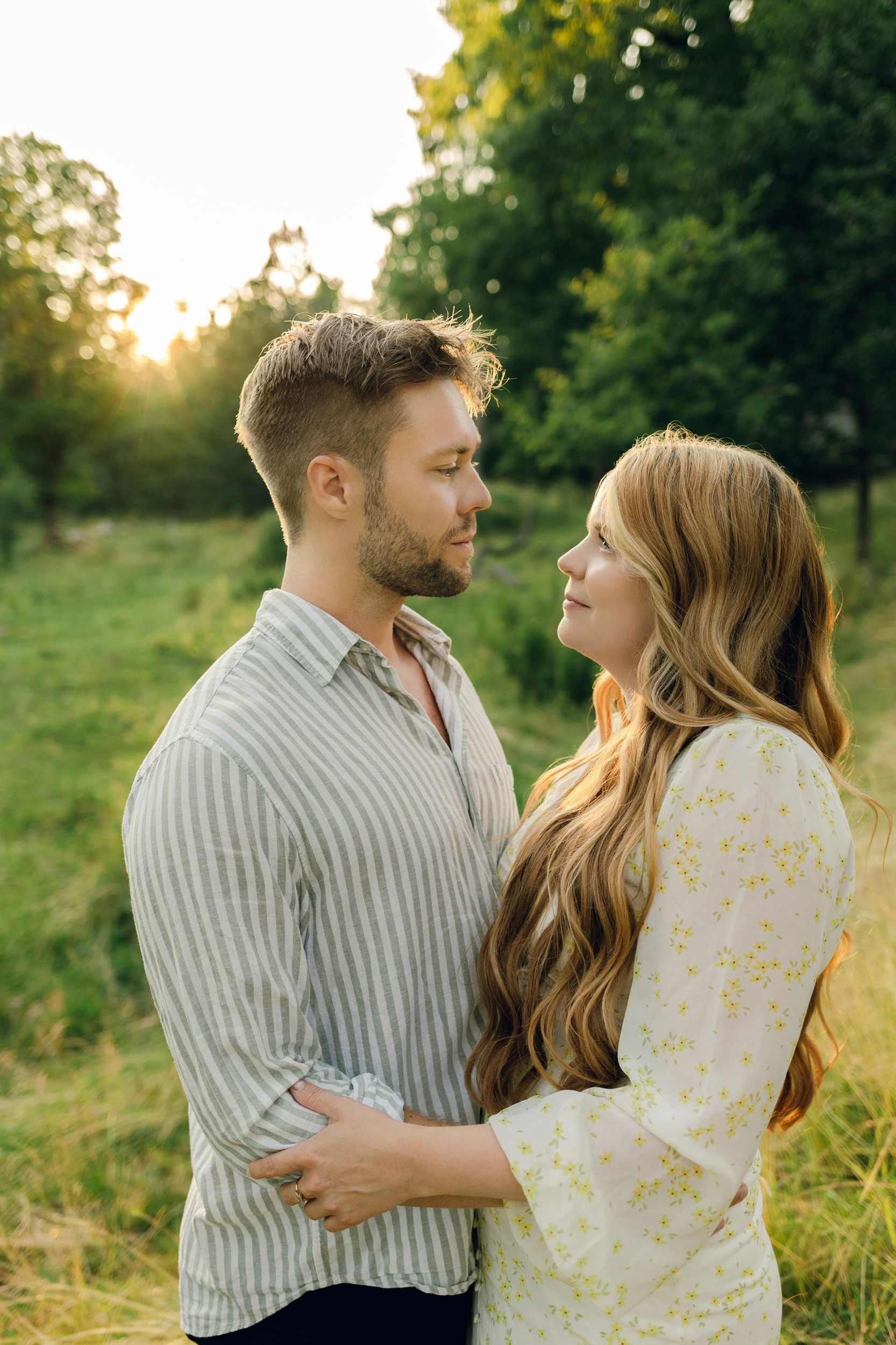 Parfotografering med Martina och Sebastian i Borgvik utanför Karlstad. De står tillsammans i en hage.