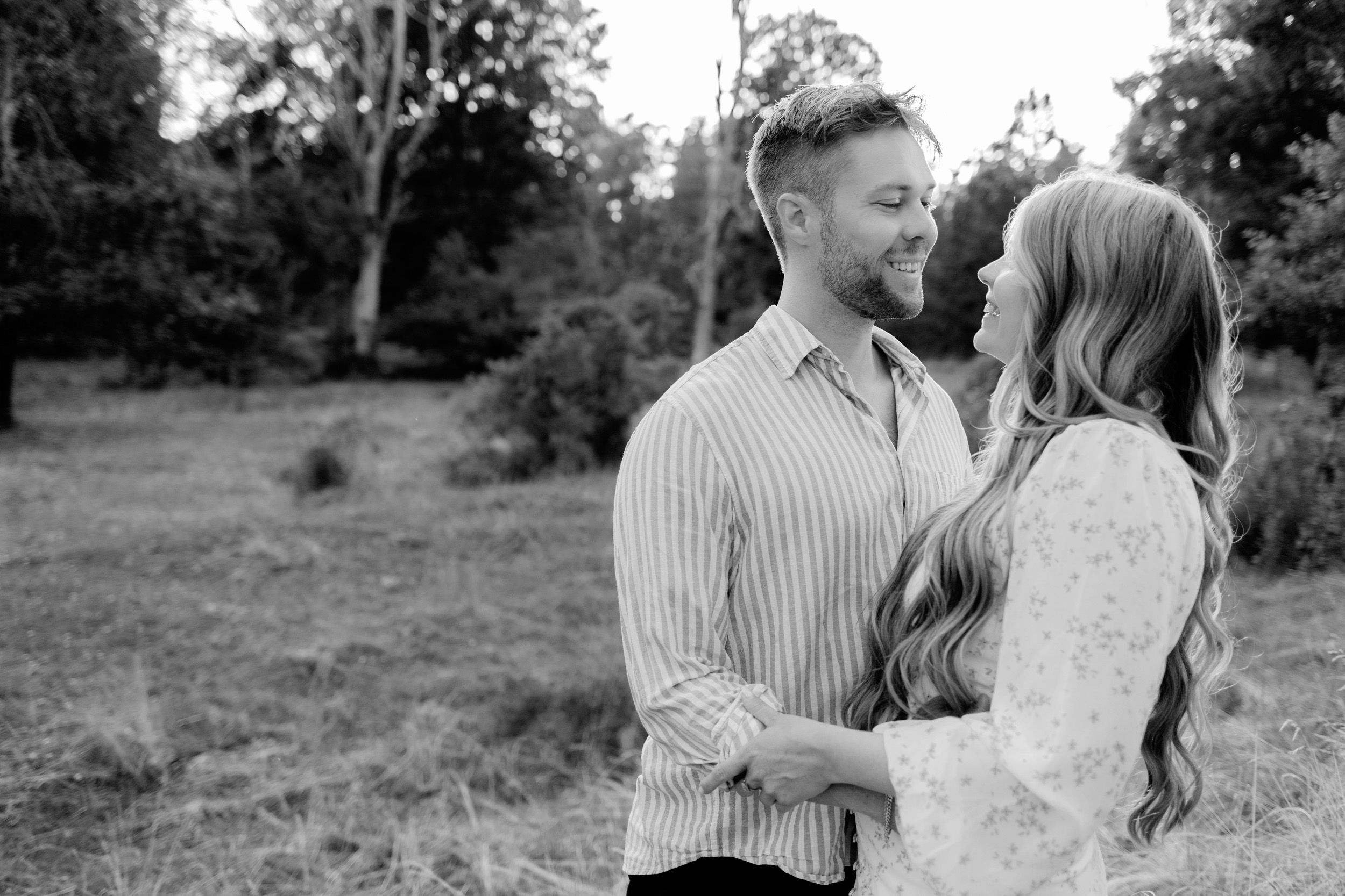 Parfotografering med Martina och Sebastian i Borgvik utanför Karlstad. Fotograf Rebecca Nordin.