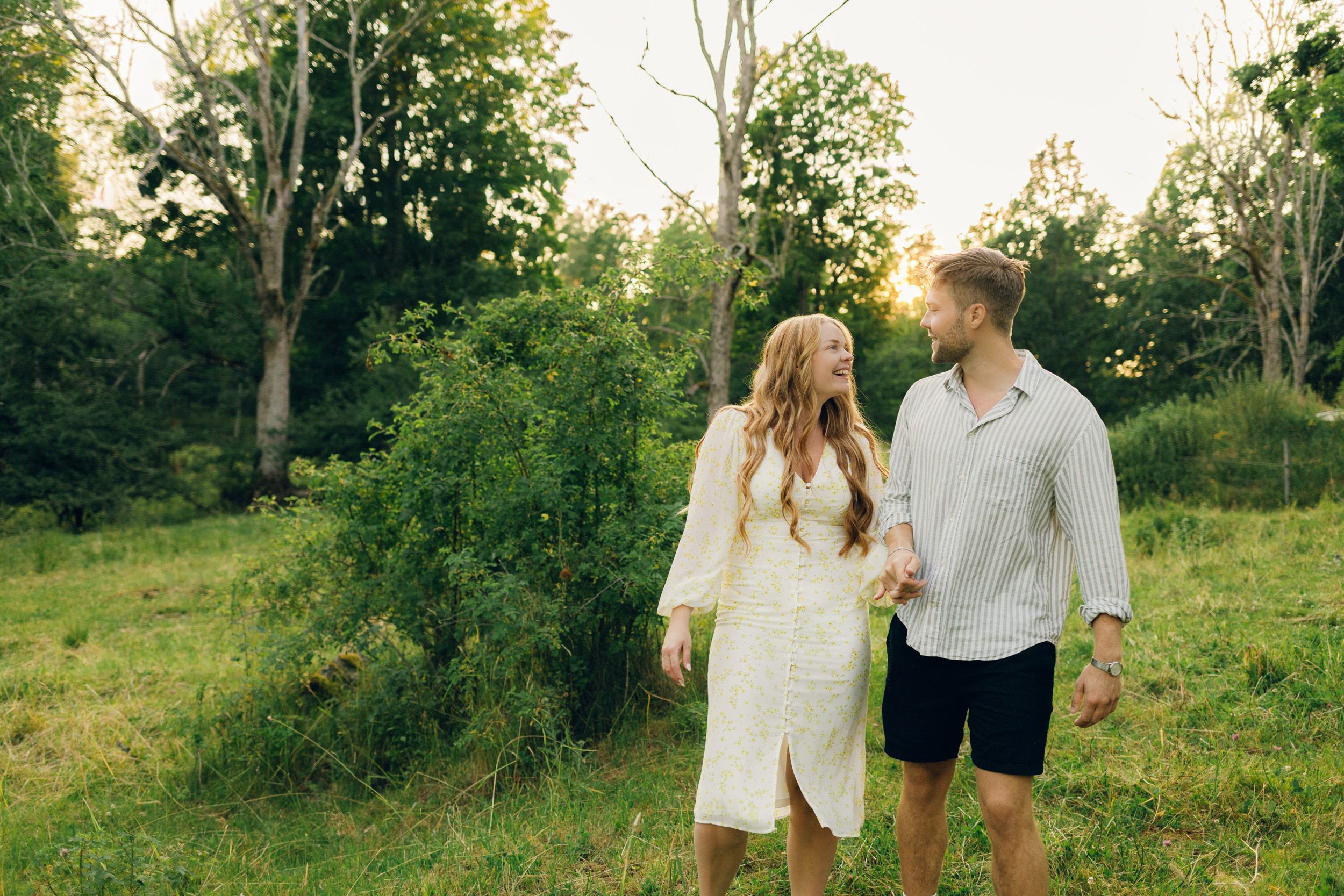 Parfotografering med Martina och Sebastian i Borgvik utanför Karlstad. Gående och skrattande tillsammans.