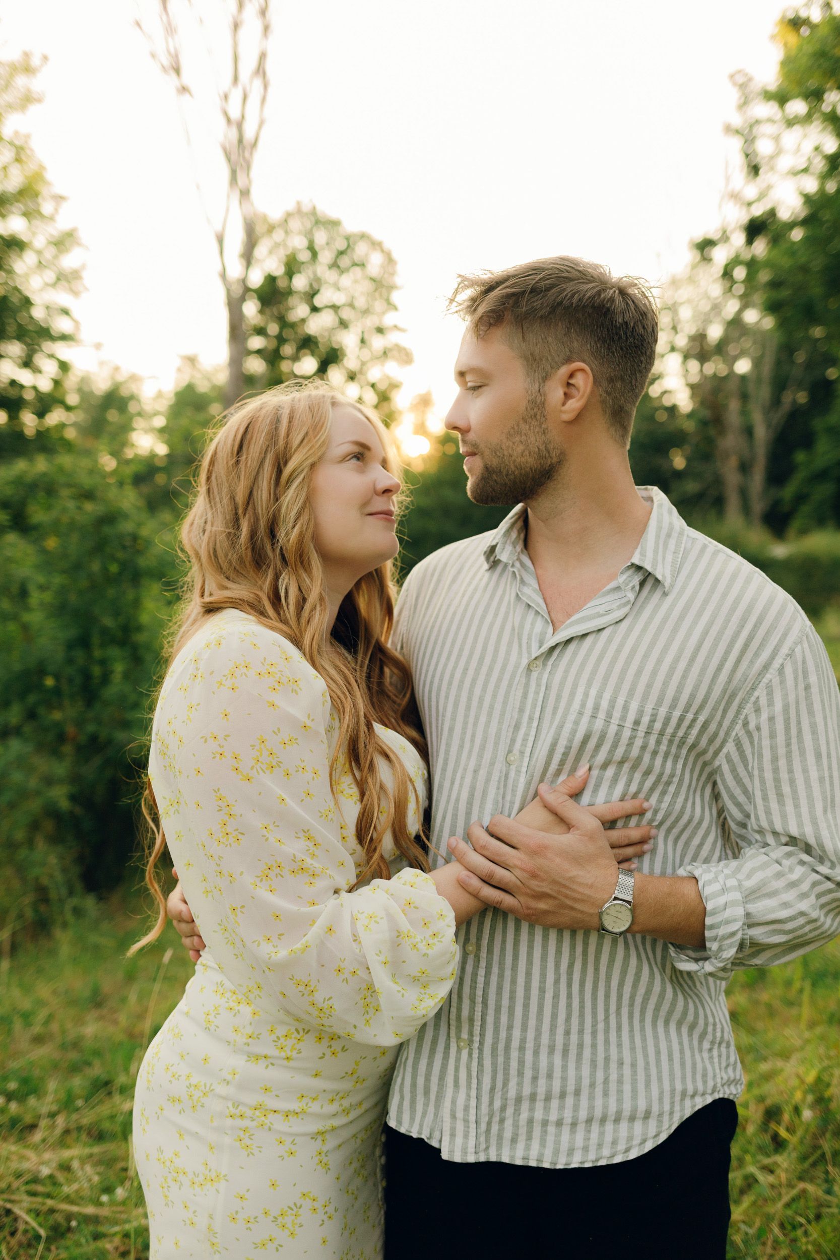 Parfotografering med Martina och Sebastian i Borgvik utanför Karlstad. Fotograf Rebecca Nordin.