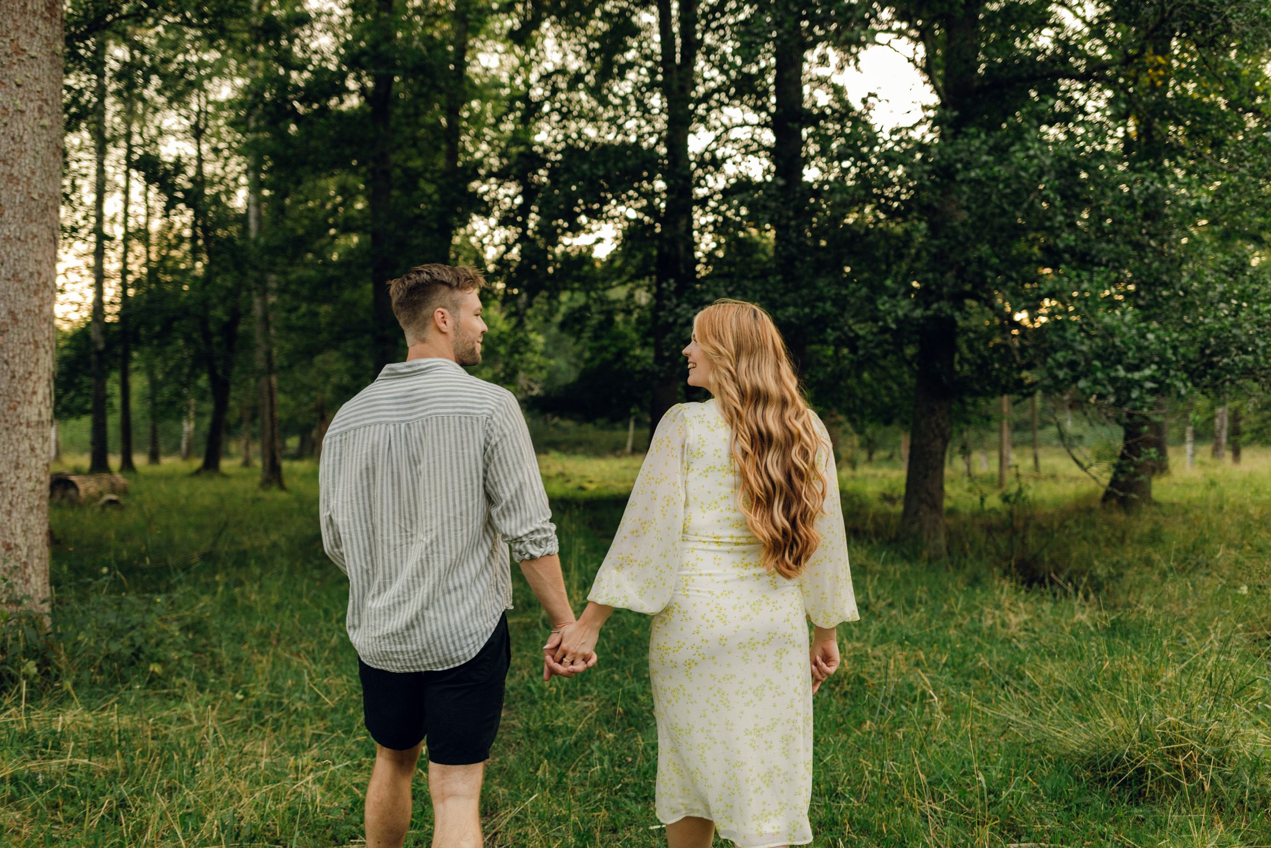Parfotografering med Martina och Sebastian i Borgvik utanför Karlstad. Går bortåt hand i hand.