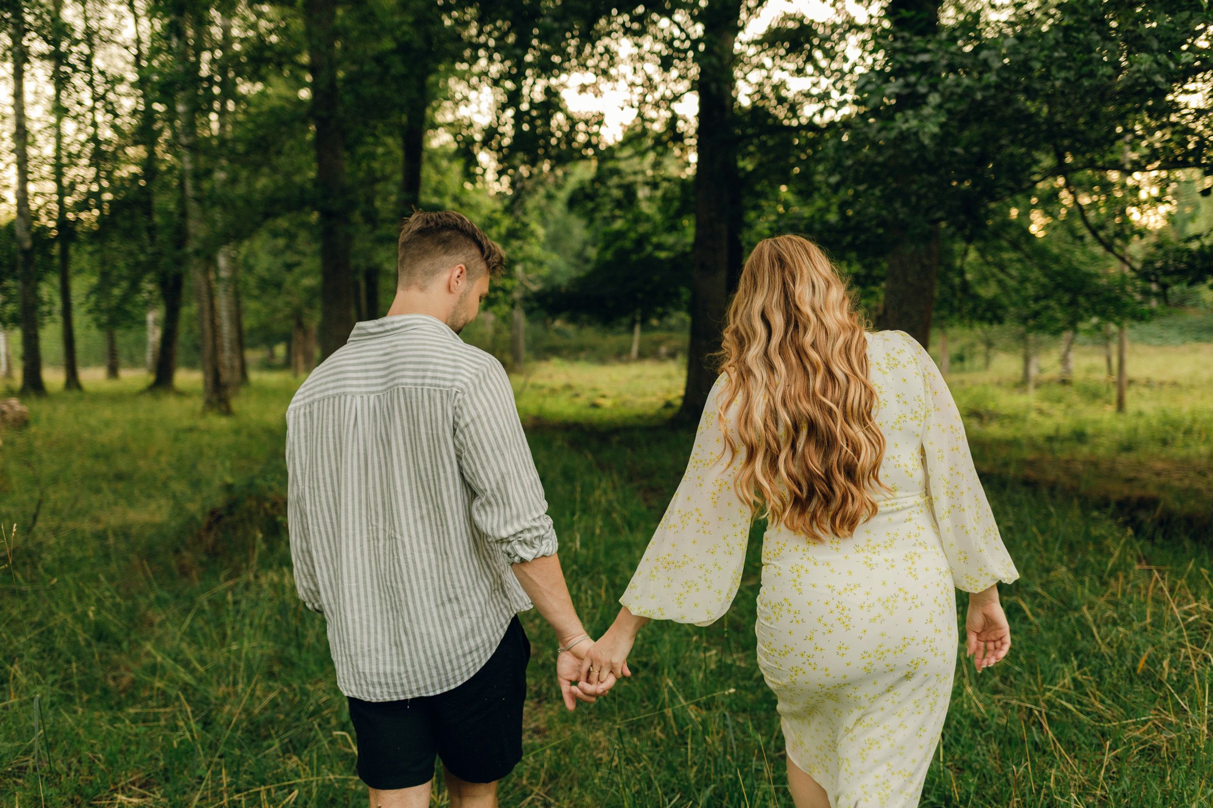 Parfotografering med Martina och Sebastian i Borgvik utanför Karlstad. Går bort från kameran hand i hand.