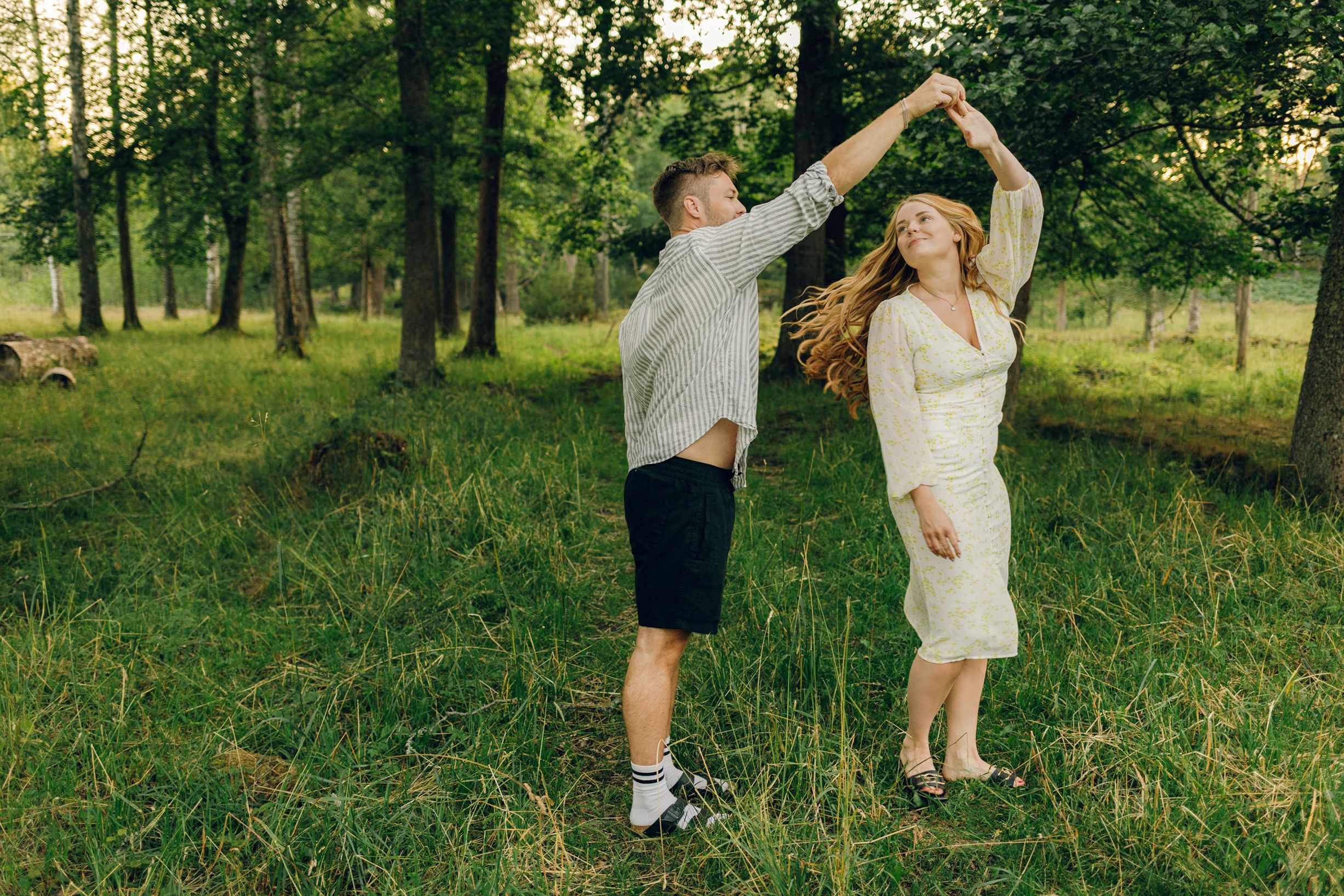Parfotografering med Martina och Sebastian i Borgvik utanför Karlstad. Han gör en piruett med henne.