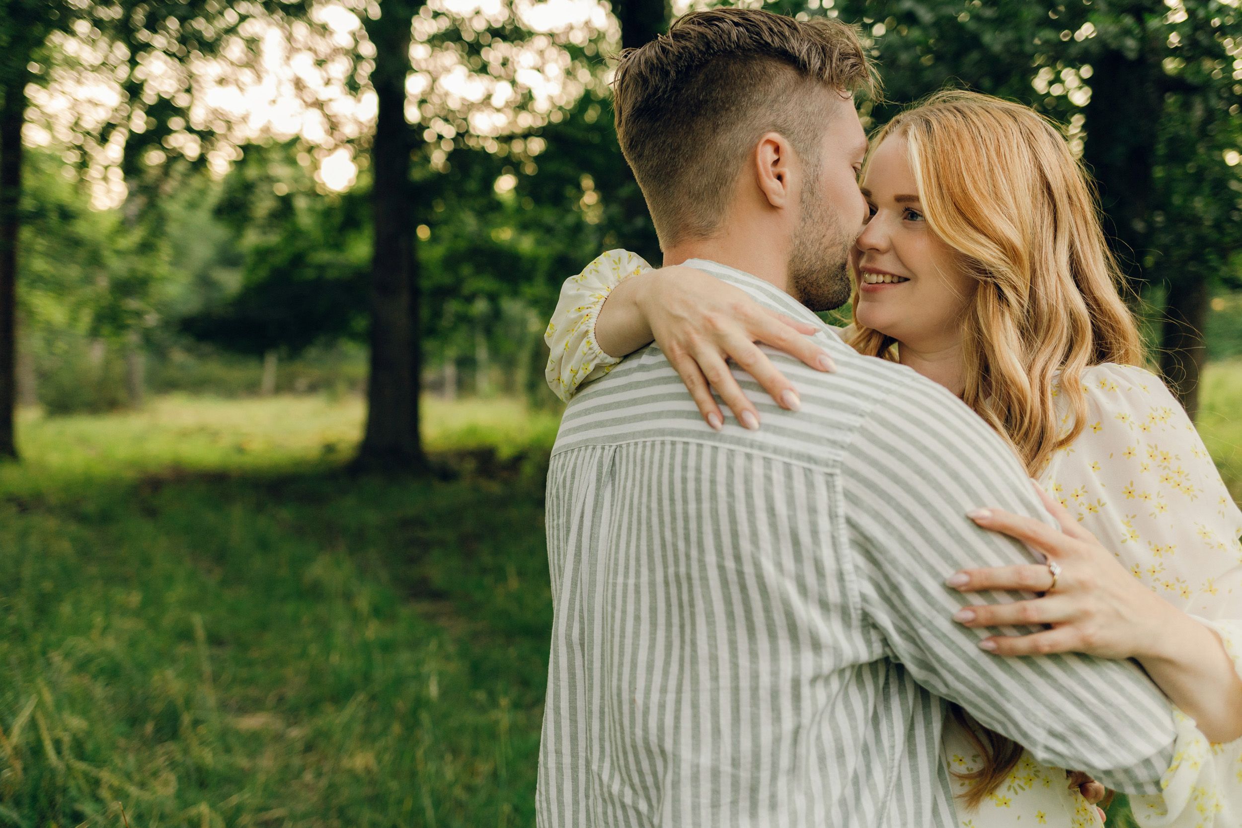 Parfotografering med Martina och Sebastian i Borgvik utanför Karlstad. Fotograf Rebecca Nordin.