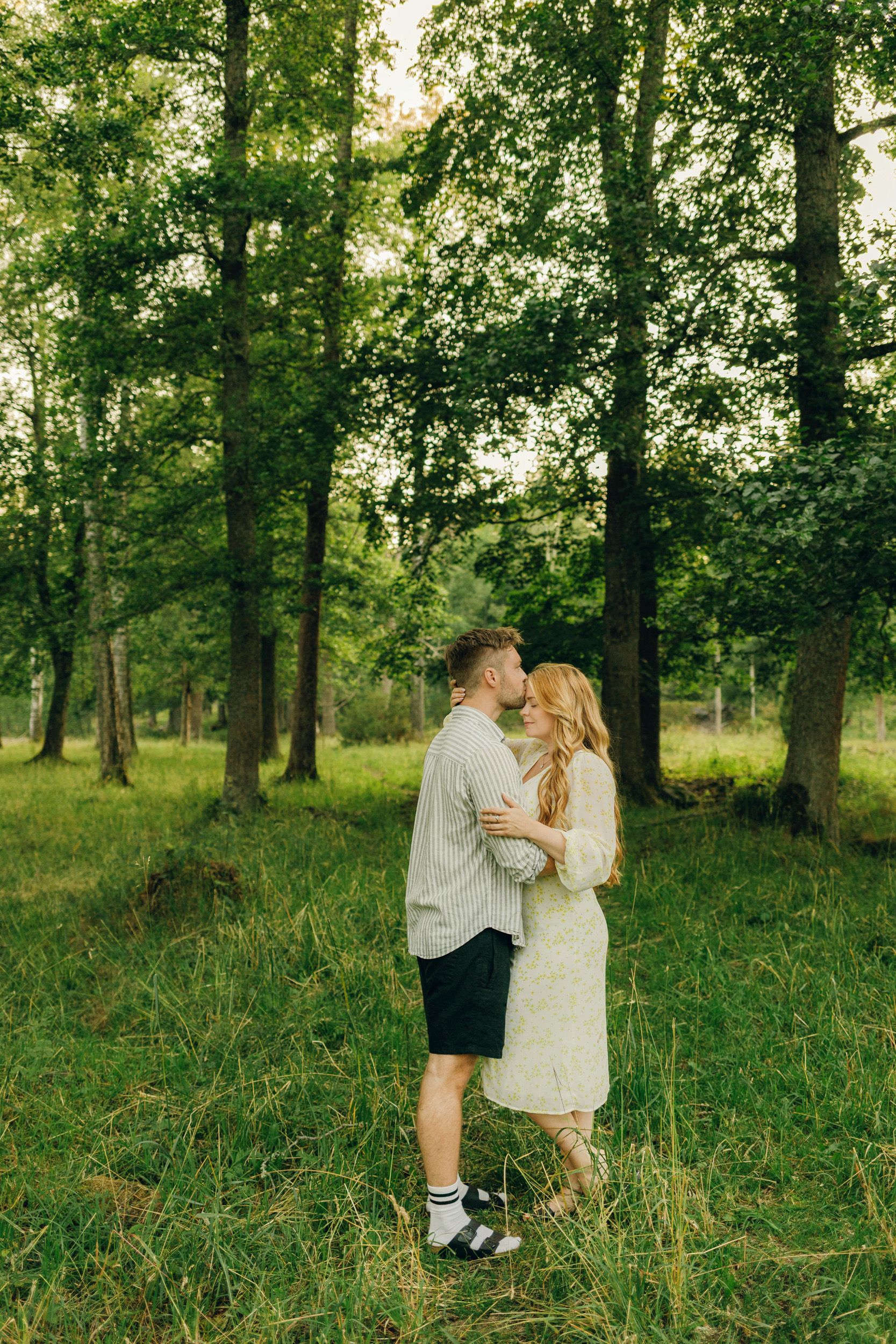 Parfotografering med Martina och Sebastian i Borgvik utanför Karlstad. Fotograf Rebecca Nordin.