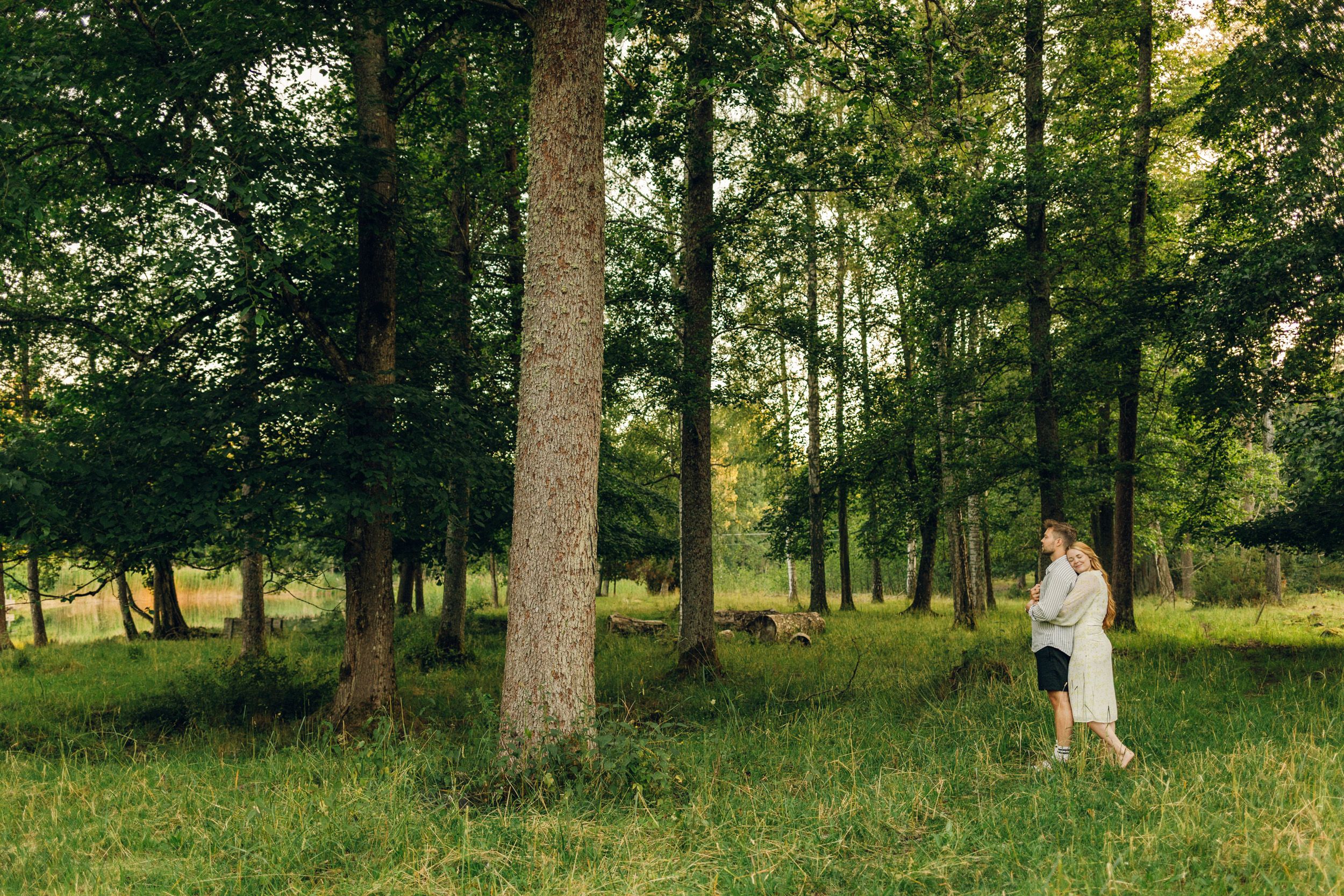 Parfotografering med Martina och Sebastian i Borgvik utanför Karlstad. Fotograf Rebecca Nordin.