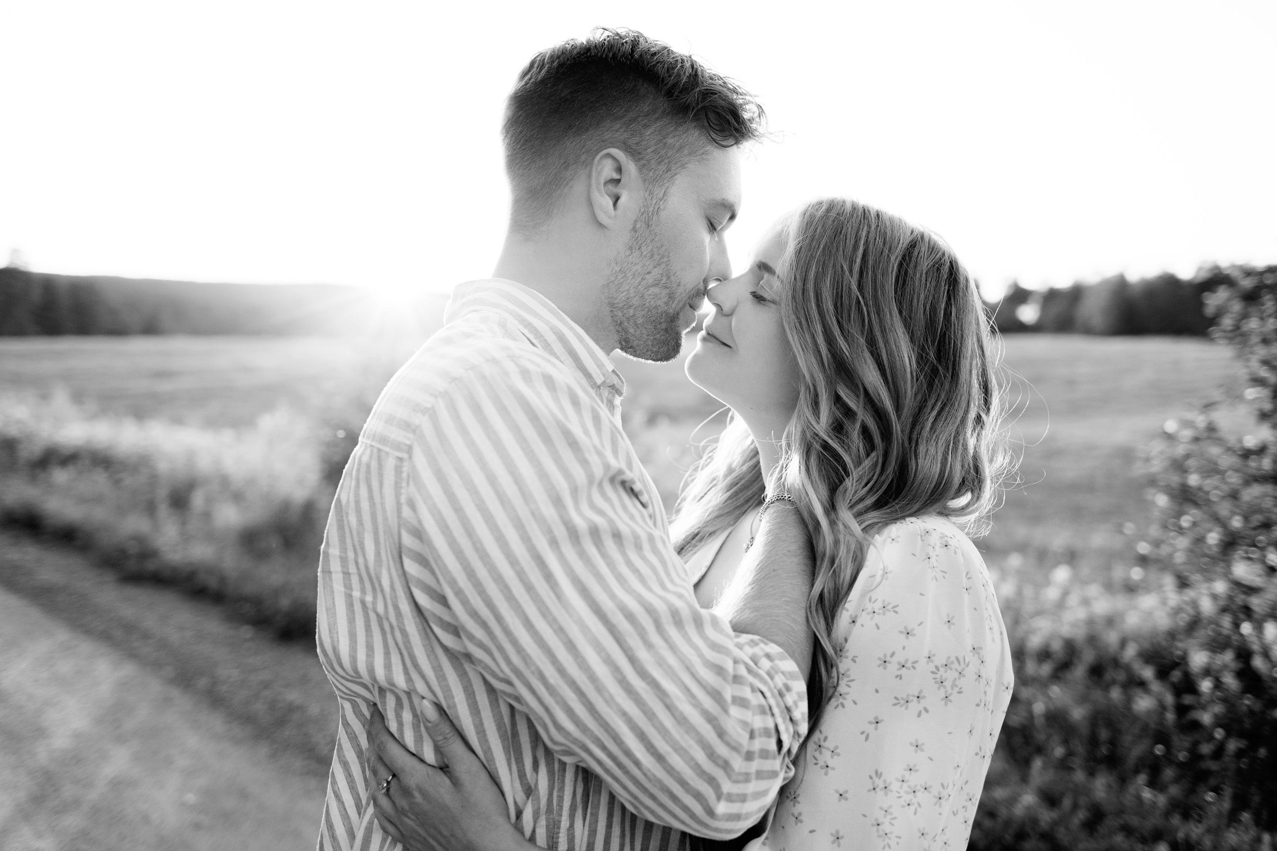 Parfotografering med Martina och Sebastian i Borgvik utanför Karlstad. En svartvit nästan kyss i motljus.