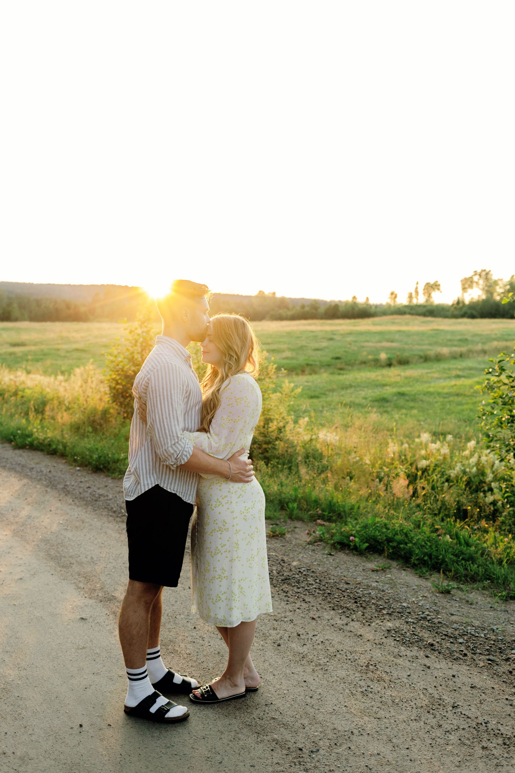 Parfotografering med Martina och Sebastian i Borgvik utanför Karlstad. Står nära varandra i solnedgång.